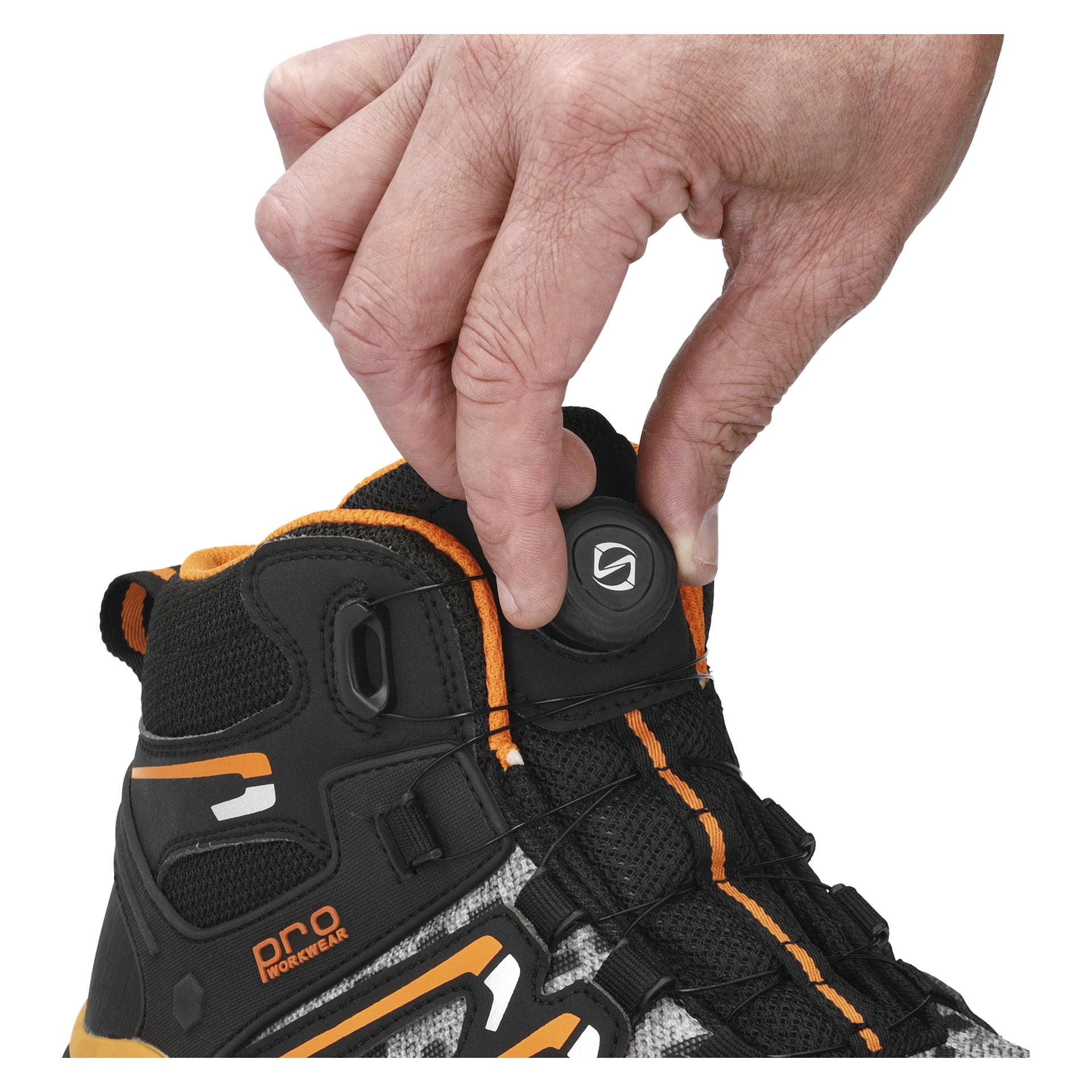 En hand justerar en rund ratt på tungan på en svart, grå och orange säkerhetsstövel med Bluewear Pro Workwear-loggan. Phoenix-modellen visar upp klara orange höjdpunkter och ett lättanvänt snabbsnörningssystem utan traditionella snören.