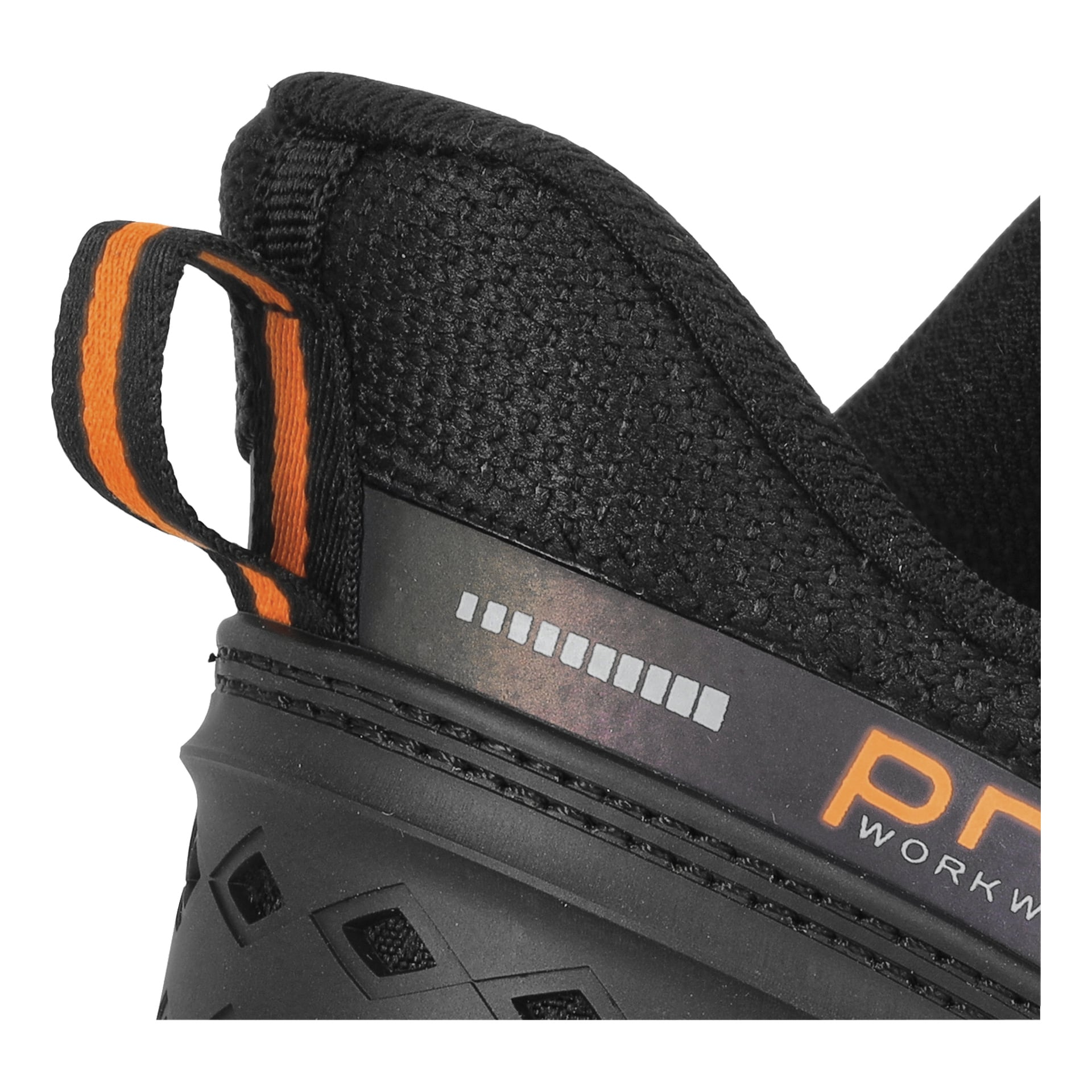 Detaljert bilde av hælen på en Bluewear Pro Workwear sikkerhetssandal med Austin speed lacing i svart og oransje, som viser en trekkflik, teksturert materiale og en del av PR-logoen.