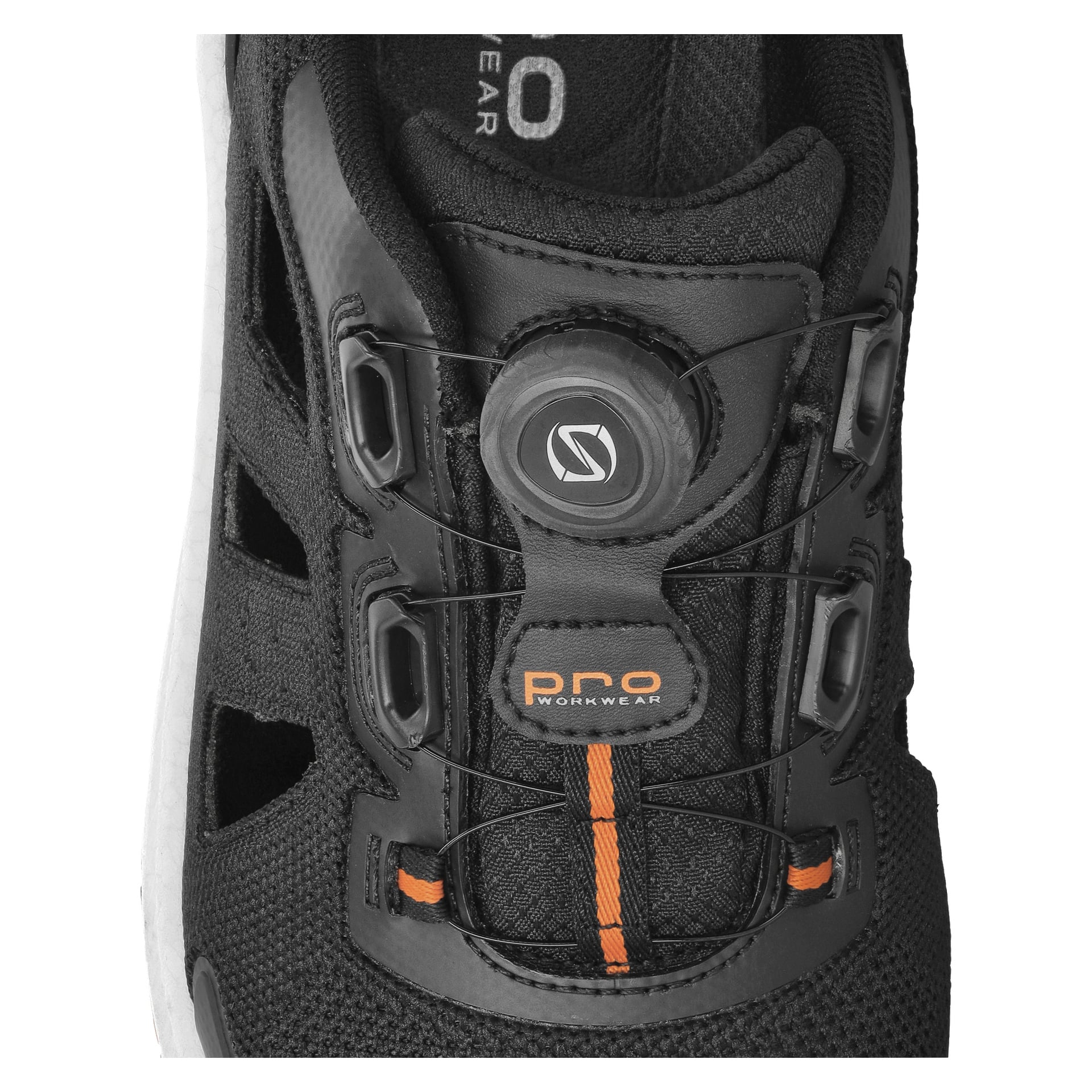 Detaljerad vy av Bluewear Pro Workwear Safety Sandals med Speed Lacing Austin i svart, med en cirkulär åtdragningsskiva, en orange accentrand, andningsbara nätpaneler och PRO WORKWEAR-etiketten på tungan. Loop- och kabelsnörningssystemet är utformat för att hålla foten säkert.