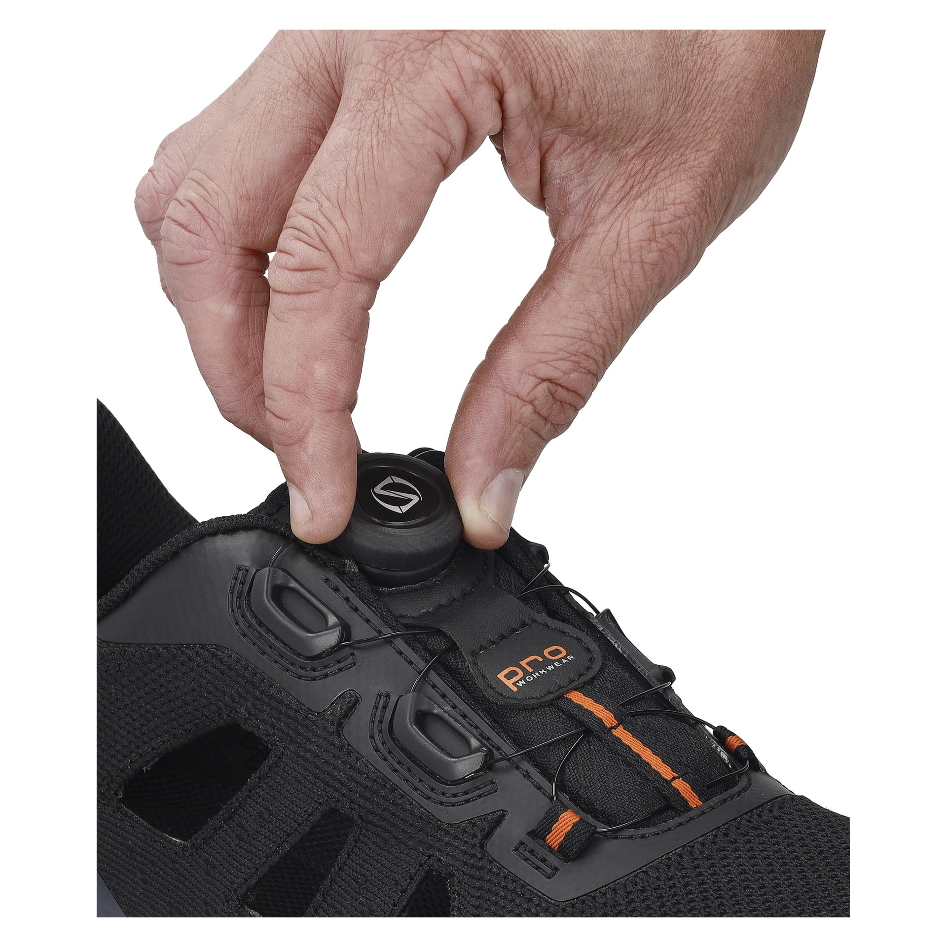 En hand justerar snörningen på Bluewear Pro Workwear Safety sandaler Austin, som har svarta överdelar accentuerade med orange sömmar och nätsektioner.
