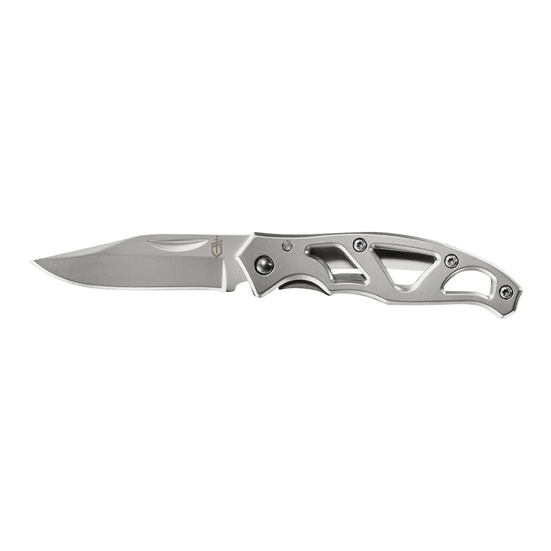 En fällbar fickkniv med ett delvis tandat rostfritt stålblad och ett silverhandtag med utskärningar och flera skruvar.
