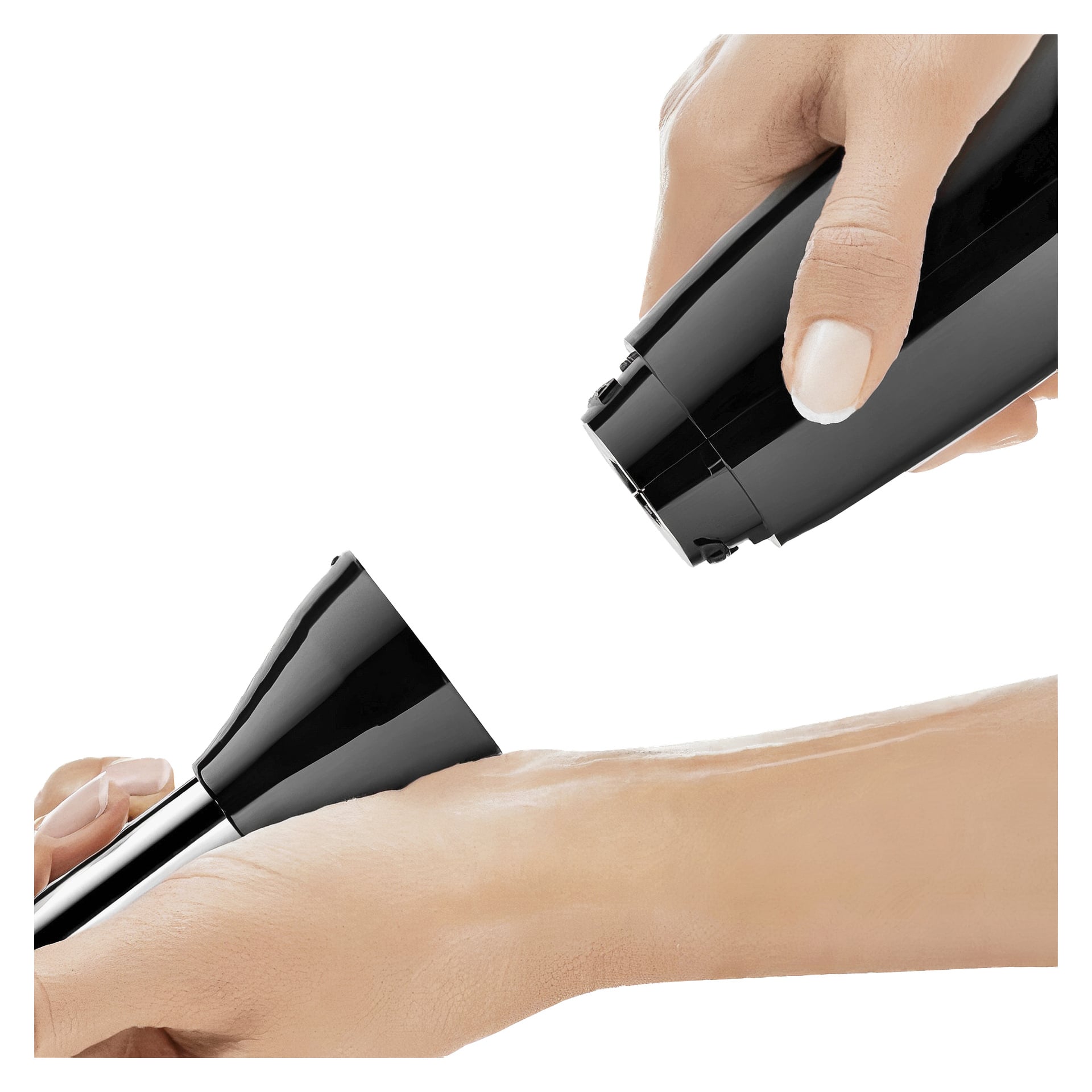 Toinen käsi tarttuu Bosch Home Hand -blenderiin CleverMixx MSM2650B ja toinen irrottaa sen sekoitusliitteen, laitetta pidetään kyynärvarren yläpuolella.