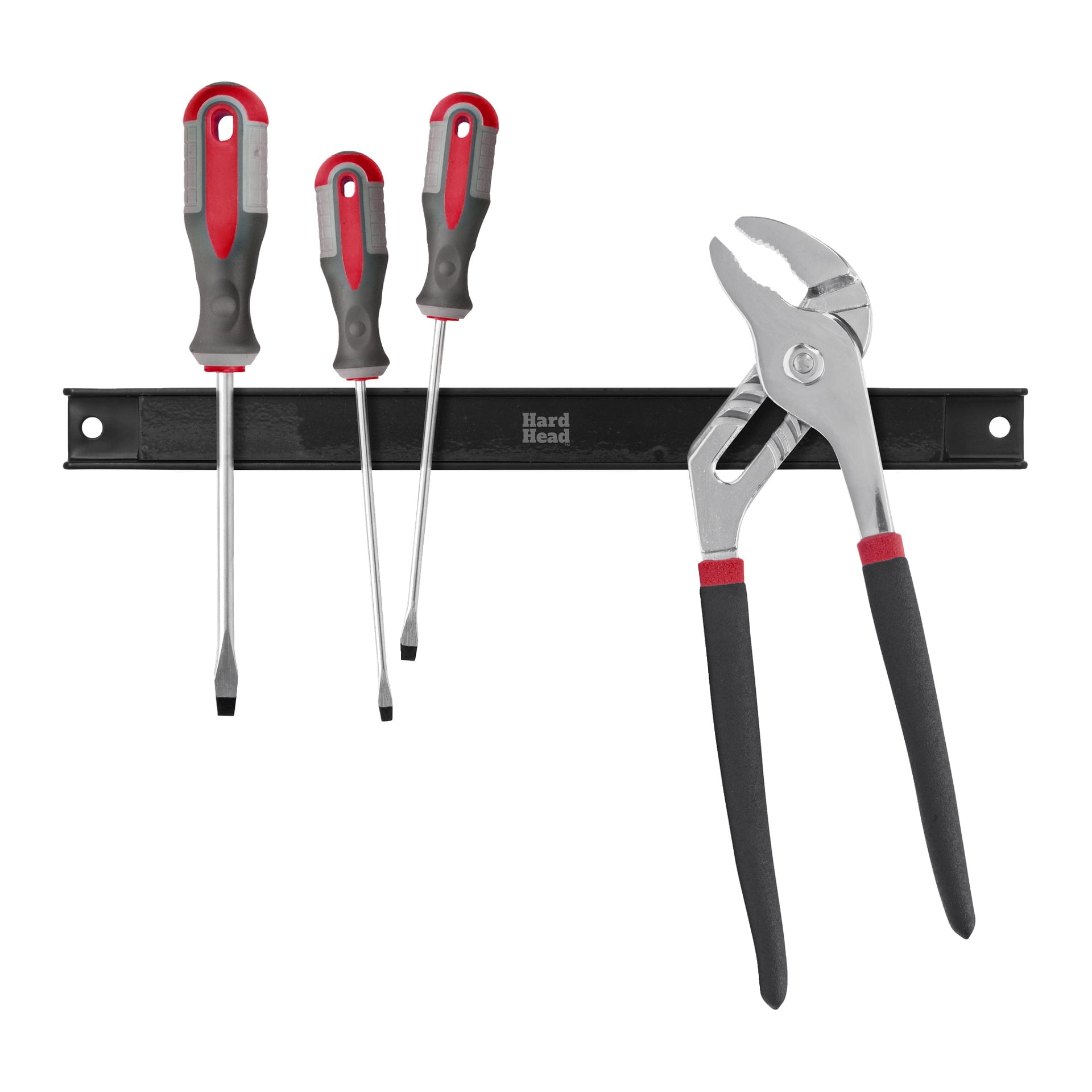 Tre skruvmejslar och ett par tänger med svarta och röda handtag hänger på en Hard Head magnetremsa (2-pack) fäst på väggen.