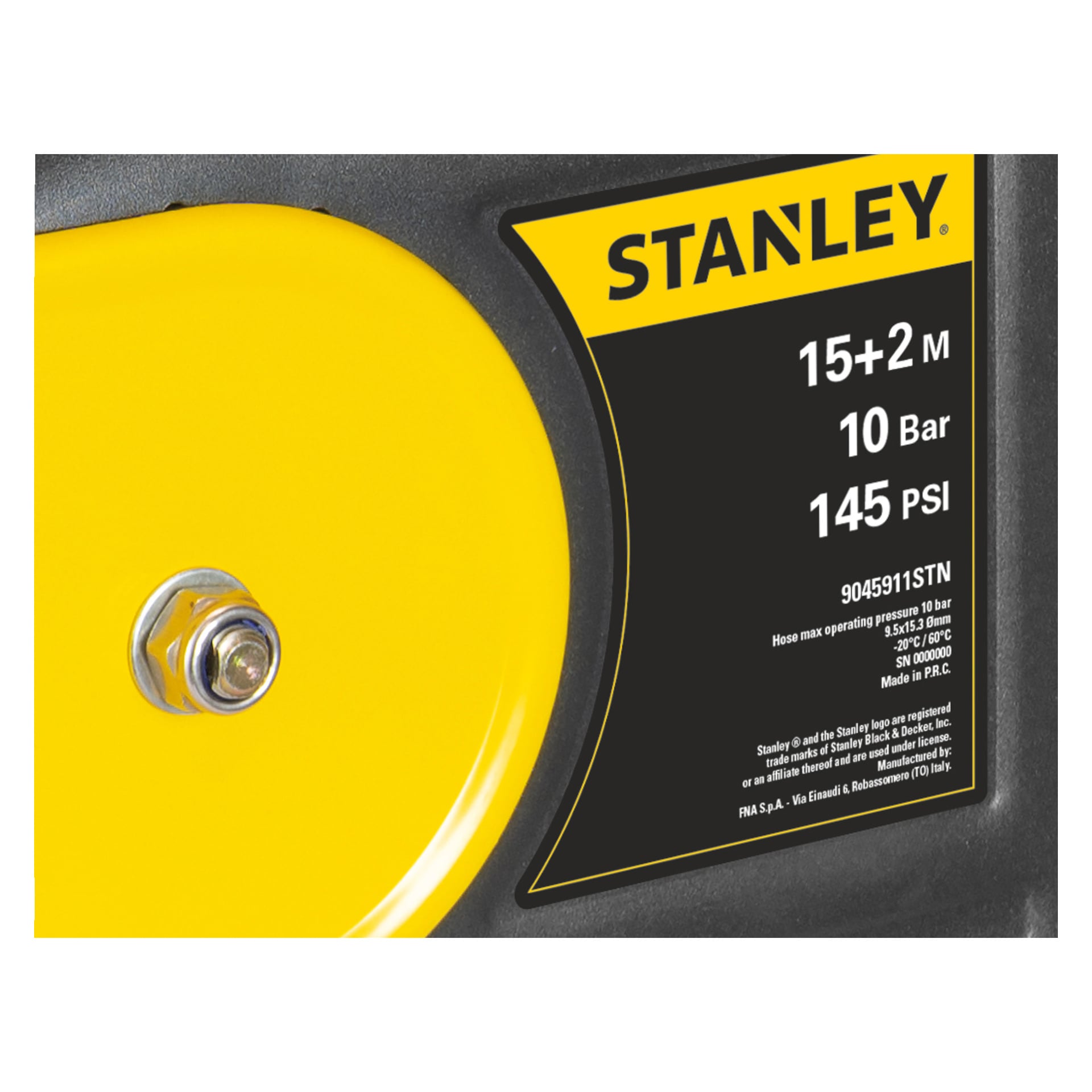Detaljerad vy av en Stanley Hose Retractor för tryckluft (modell 9045911STN), med produktetikett och specifikationer: 15+2 meter, 10 bar och 145 PSI. Etiketten är placerad bredvid en gul rund del med en metallkoppling i mitten.