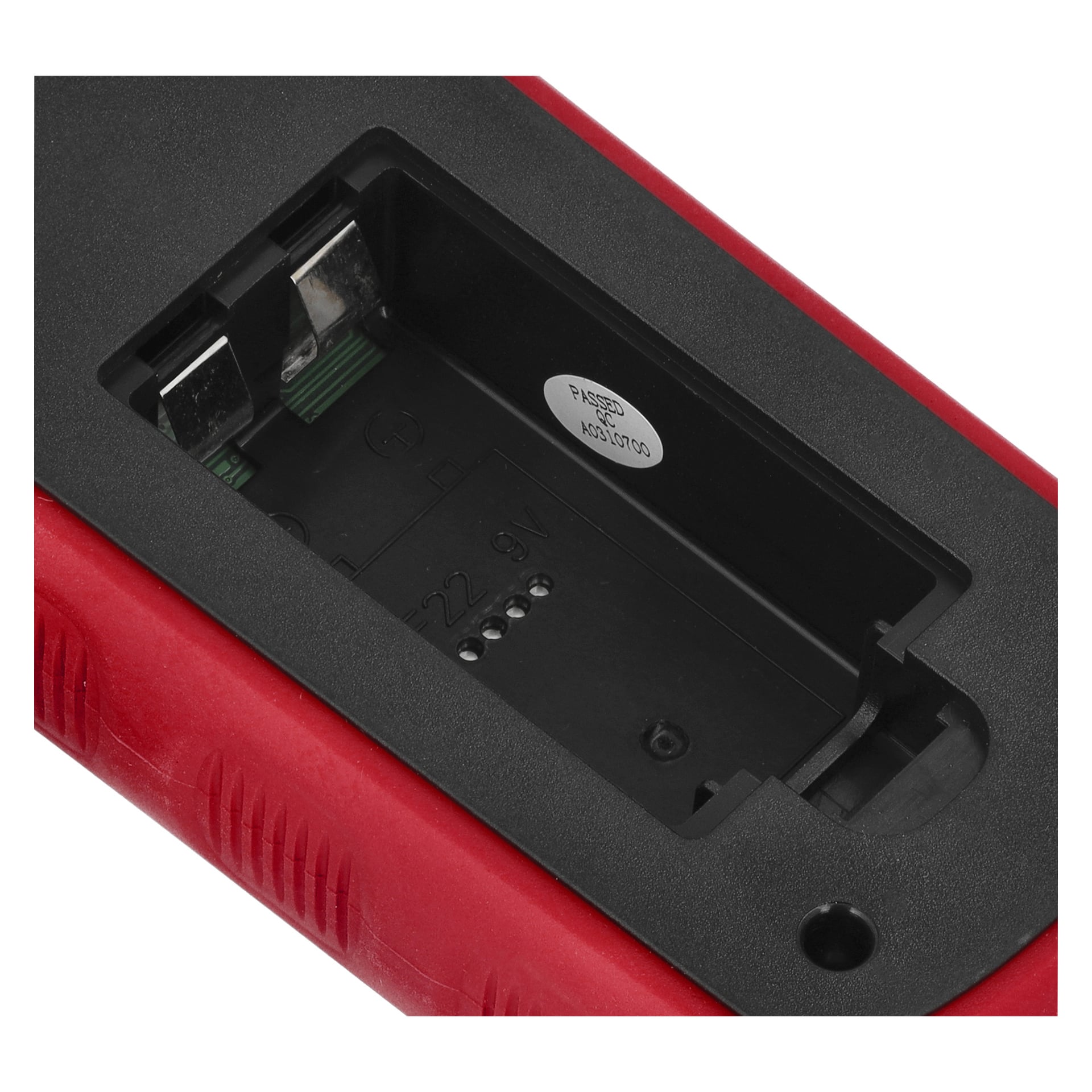 Nahaufnahme des offenen Batteriefachs in einem rot-schwarzen Meec Tools Moisture Meter, der zwei Metallanschlüsse und einen weißen Aufkleber mit Text darin zeigt.