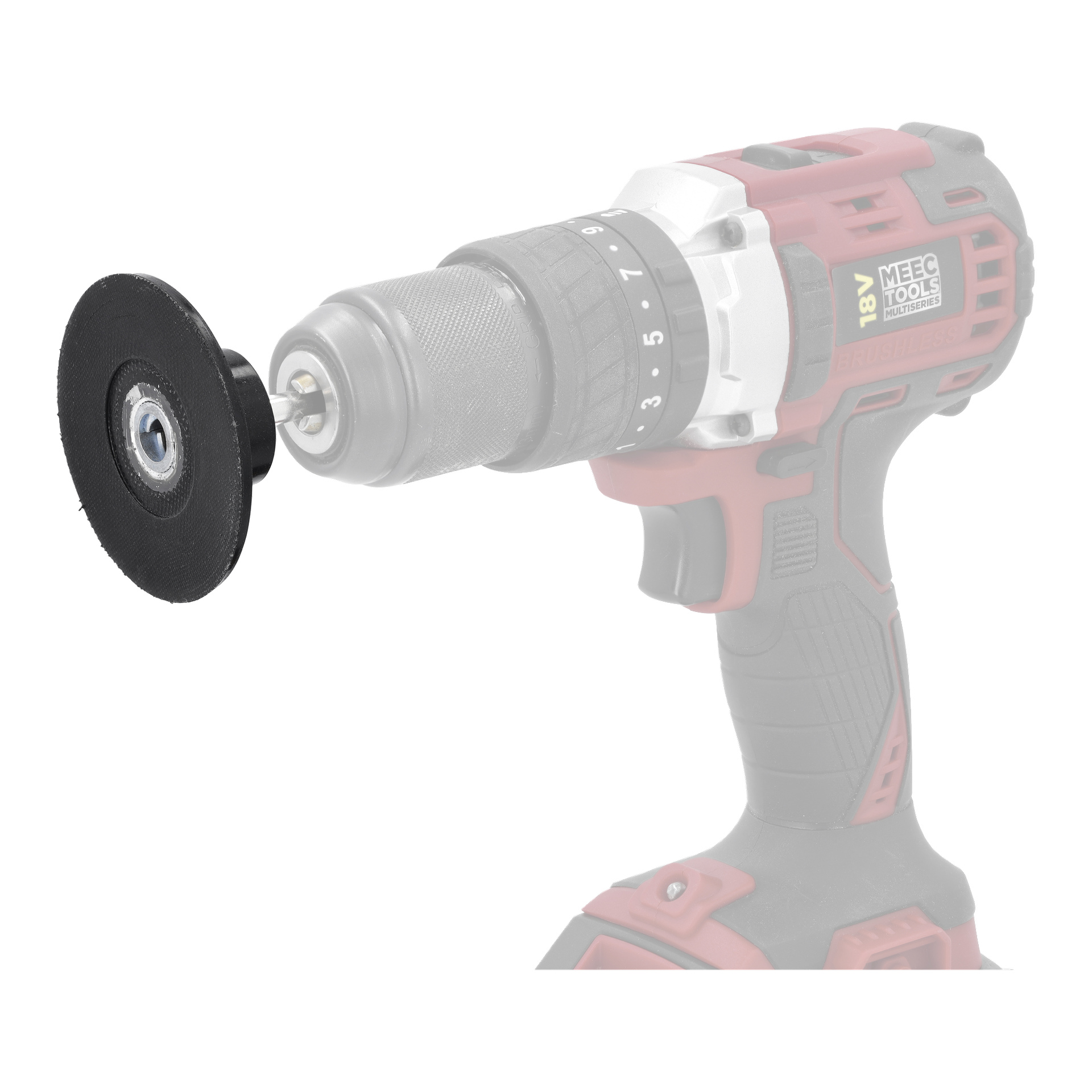 Närbild på en Meec Tools sladdfri borr med en svart slipplatta i chucken; Plåten är vass, borren mjukt suddig.