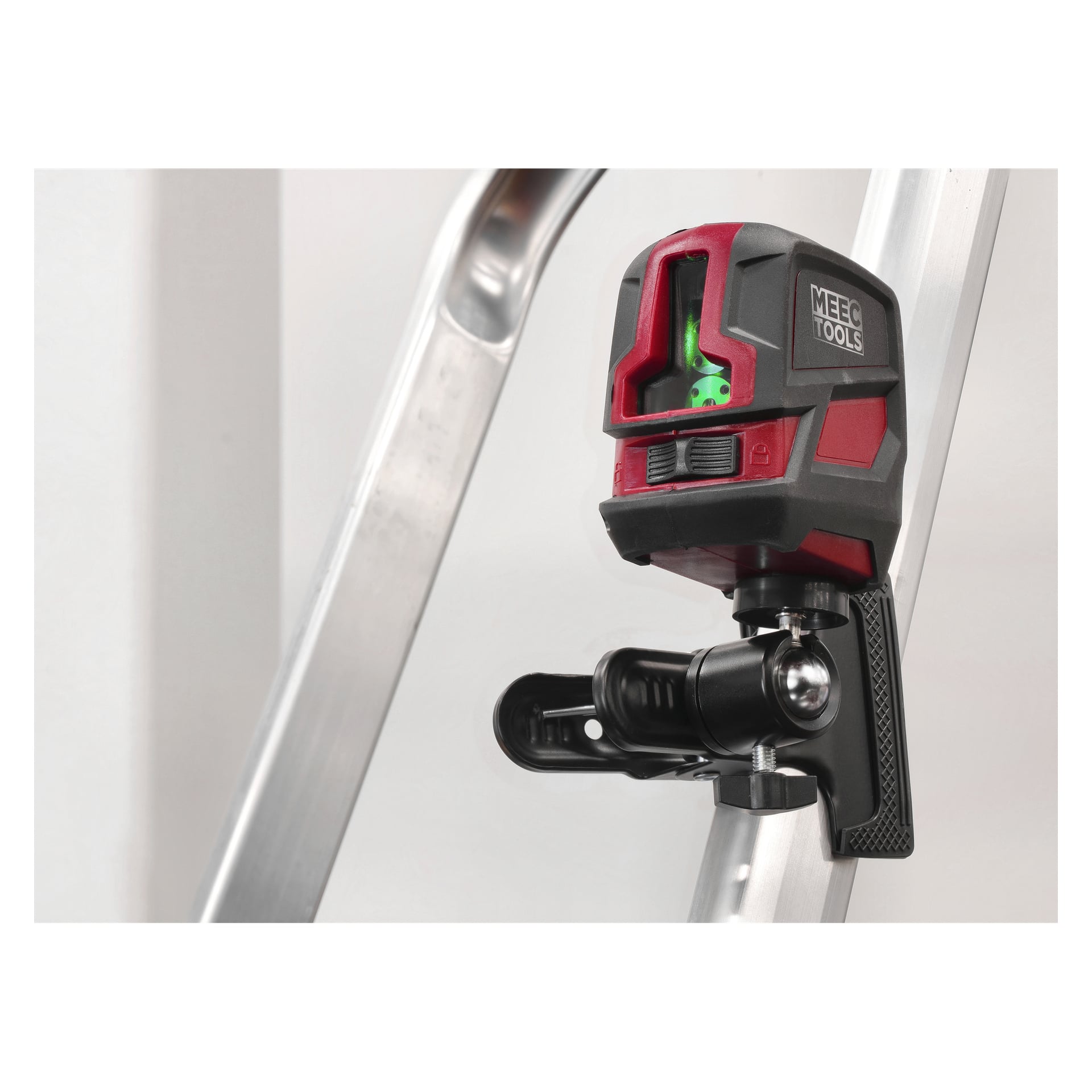 Eine Meec Tools-Klemme befestigt eine rot-schwarze Laserstufe an einer Metallleiter, mit einem sichtbaren grünen Laserstrahl vom Gerät.