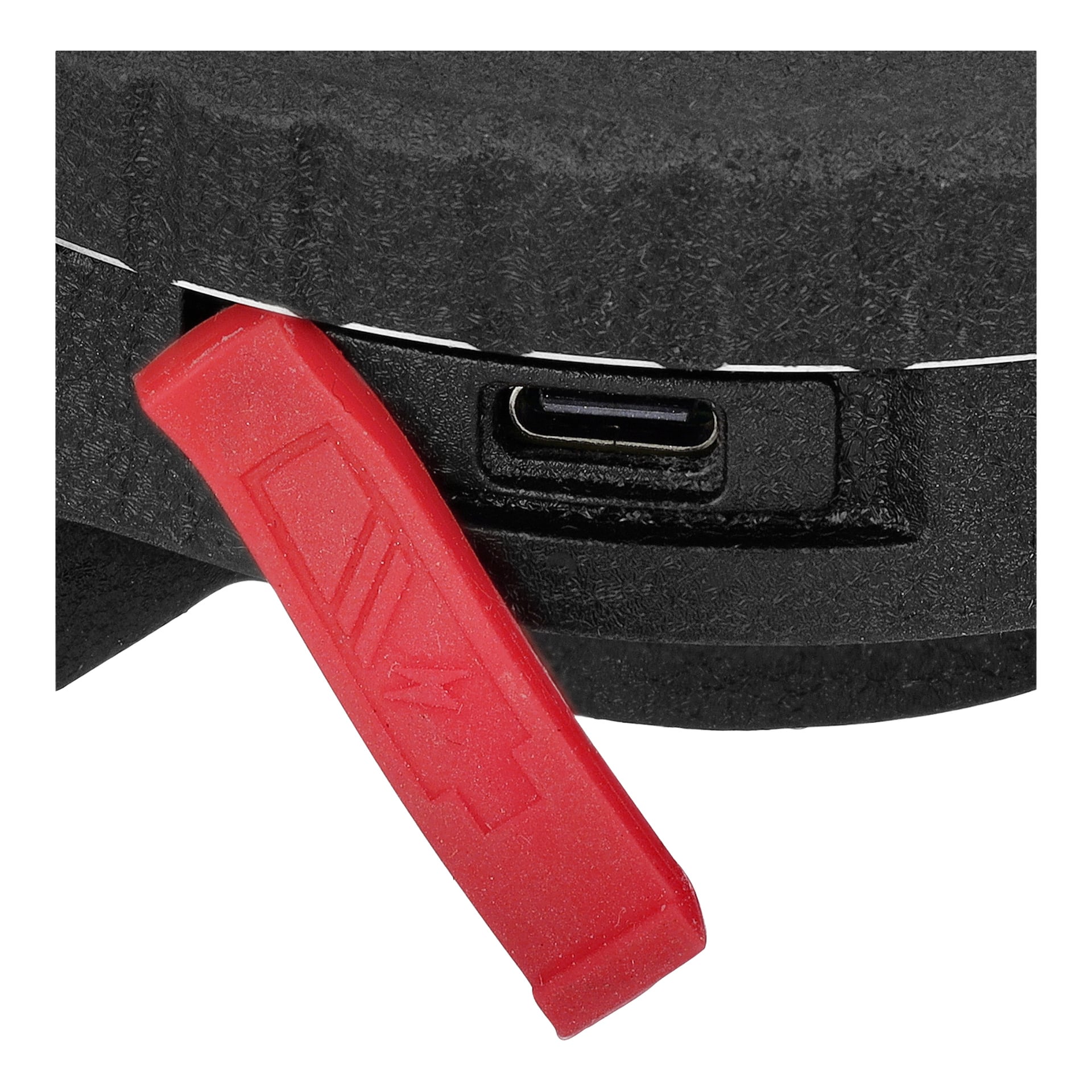 USB-C-port på et Meec Tools fjernkontrollbord for lasere, delvis skjermet av en rød gummiklaff med et lynikon.