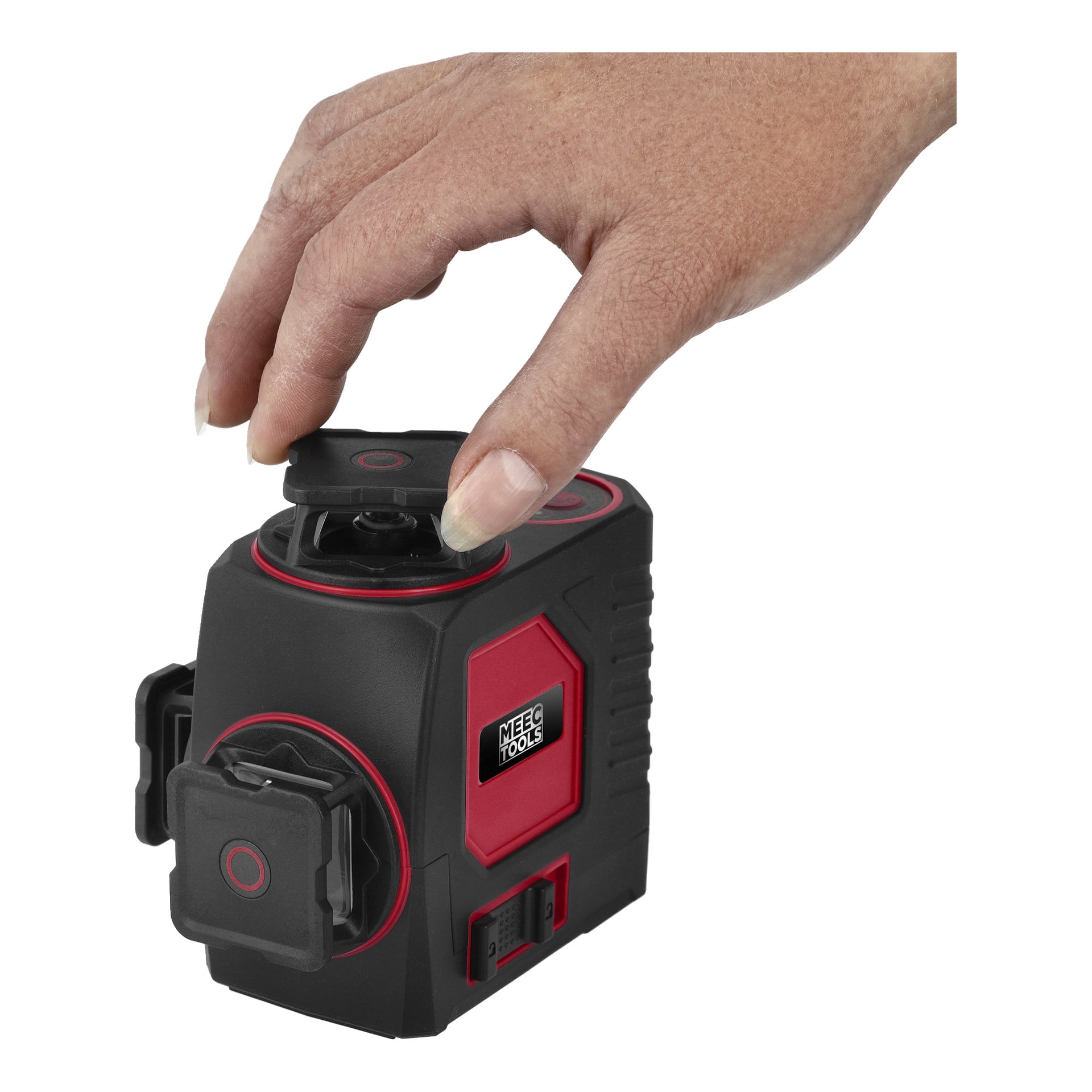 Käsi säätää mustan ja punaisen Meec Tools Rechargeable Crosshair Laser Green 3x360°:n yläosaa, jolloin näkyvät merkityt ohjaimet ja etupainike.