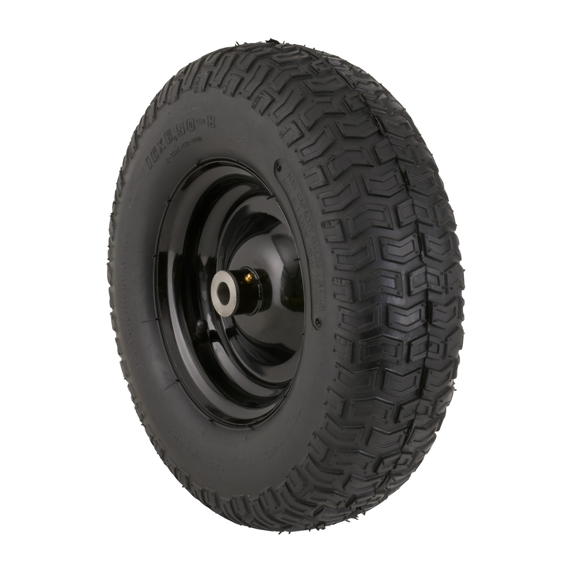 Wheel-släpet visar ett svart gummidäck med djupa mönster på en svart metallfälg, placerad i en vinkel.