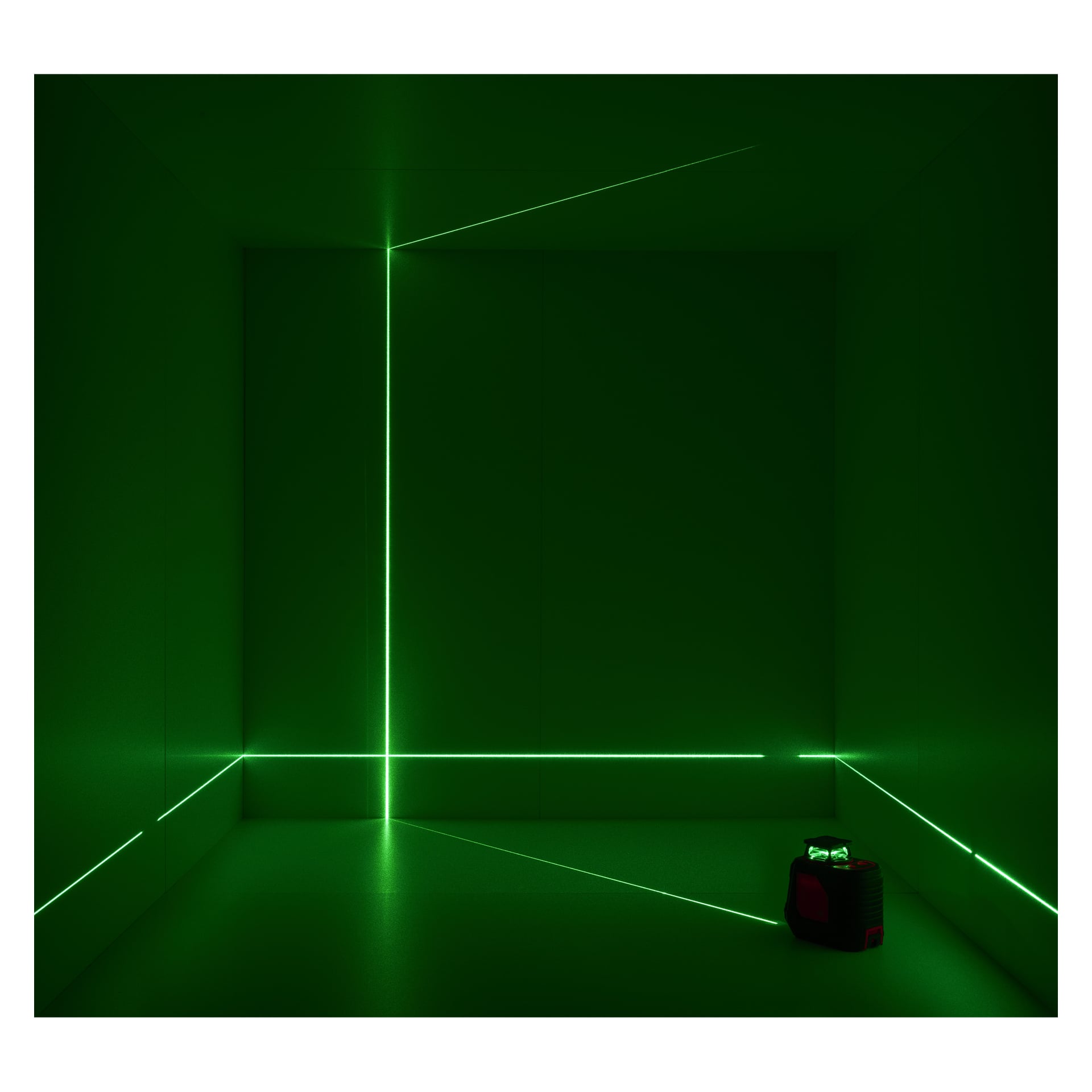 Gröna laserrutnätslinjer från en Meec Tools Crosshair-enhet lyser upp väggarna, golvet och taket i det mörka rummet.