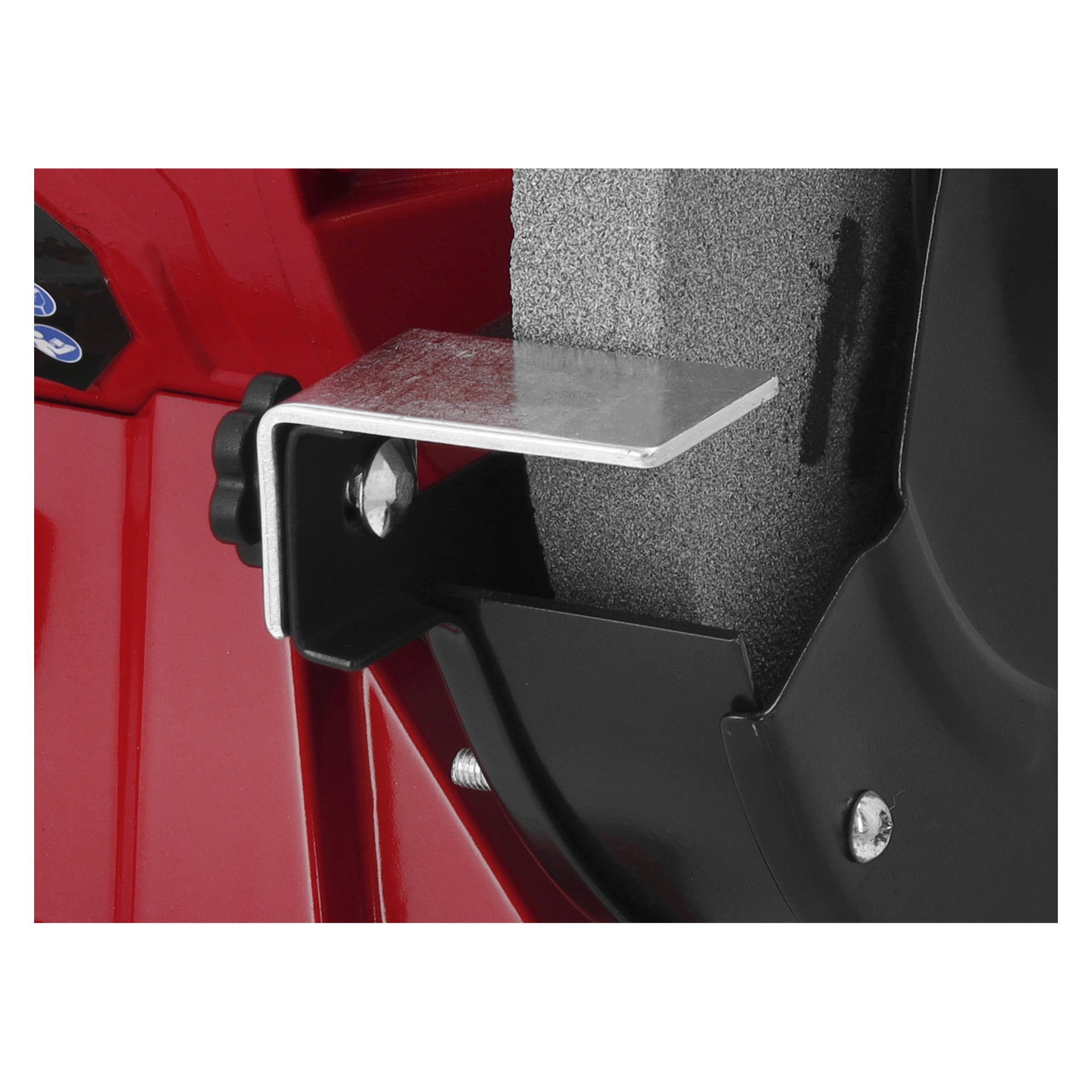 Nahaufnahme einer Metallwerkzeugstütze auf einem Meec Tools Schleifer, die Schleifscheibe, rote und schwarze Teile, Schrauben und Einstellknöpfe zu sehen sind.
