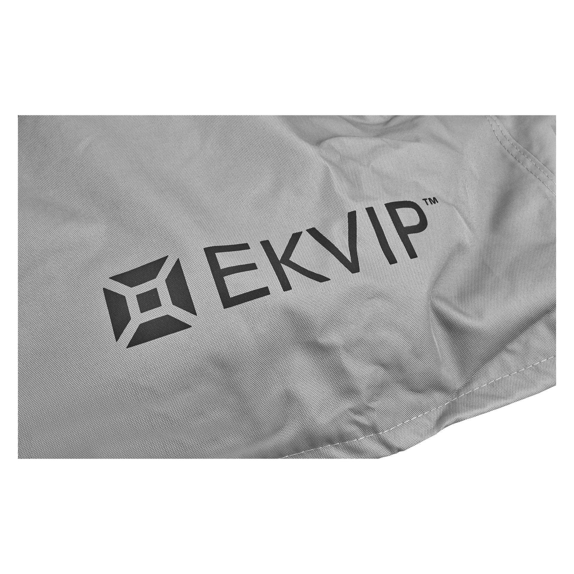 Et grått stofftrekk trykt med «Beskyttelsestrekk for hjørnesofa + bord 2 deler» og den svarte EKVIP-logoen, med en geometrisk firkant, fete versaler og et varemerkesymbol.