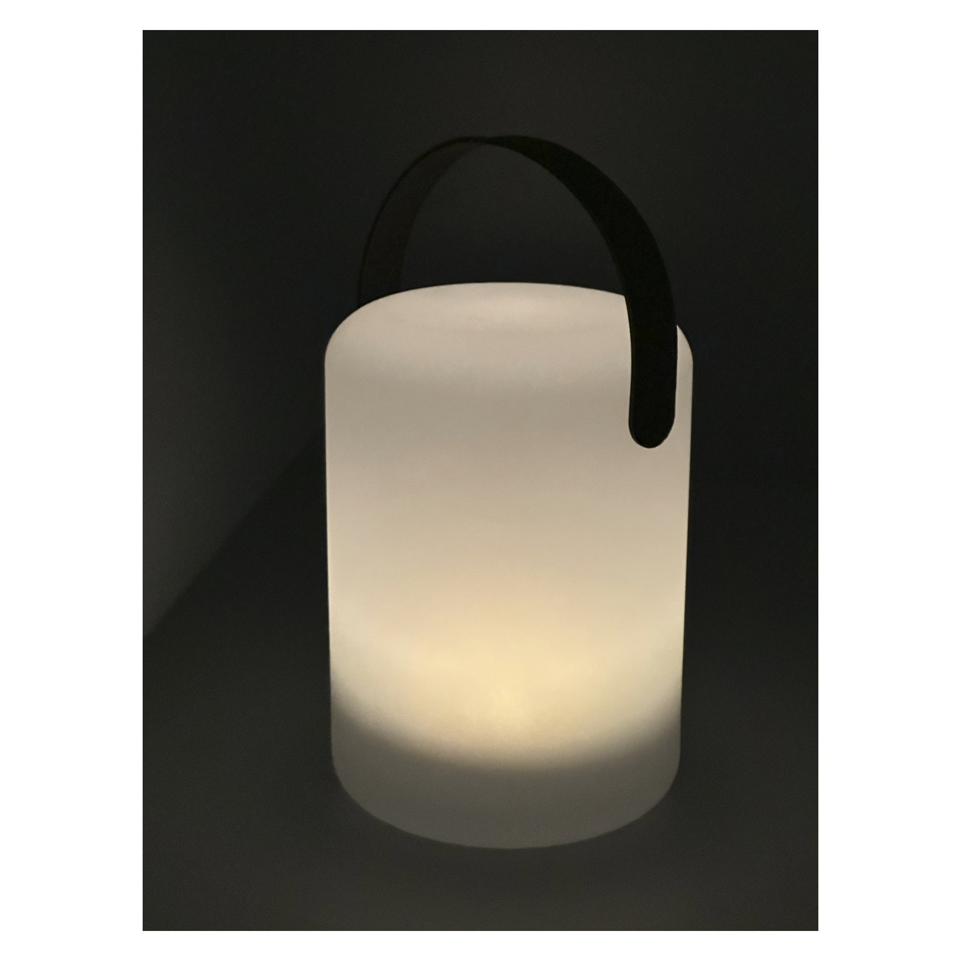 Anslut oppladbar LED-bordlampe med svart håndtak og en frostet hvit sylinderformet kropp som mykt lyser i mørket.