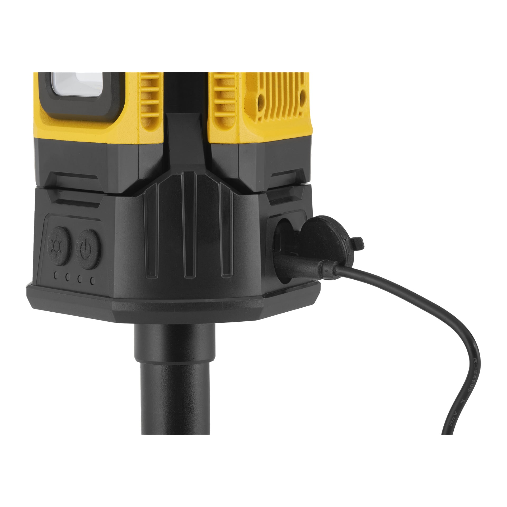 Nærbilde av Anslut Rechargeable arbeidslampe viser dens gule og svarte kropp, knapper, tilkoblet strømkabel og deler av stativet.