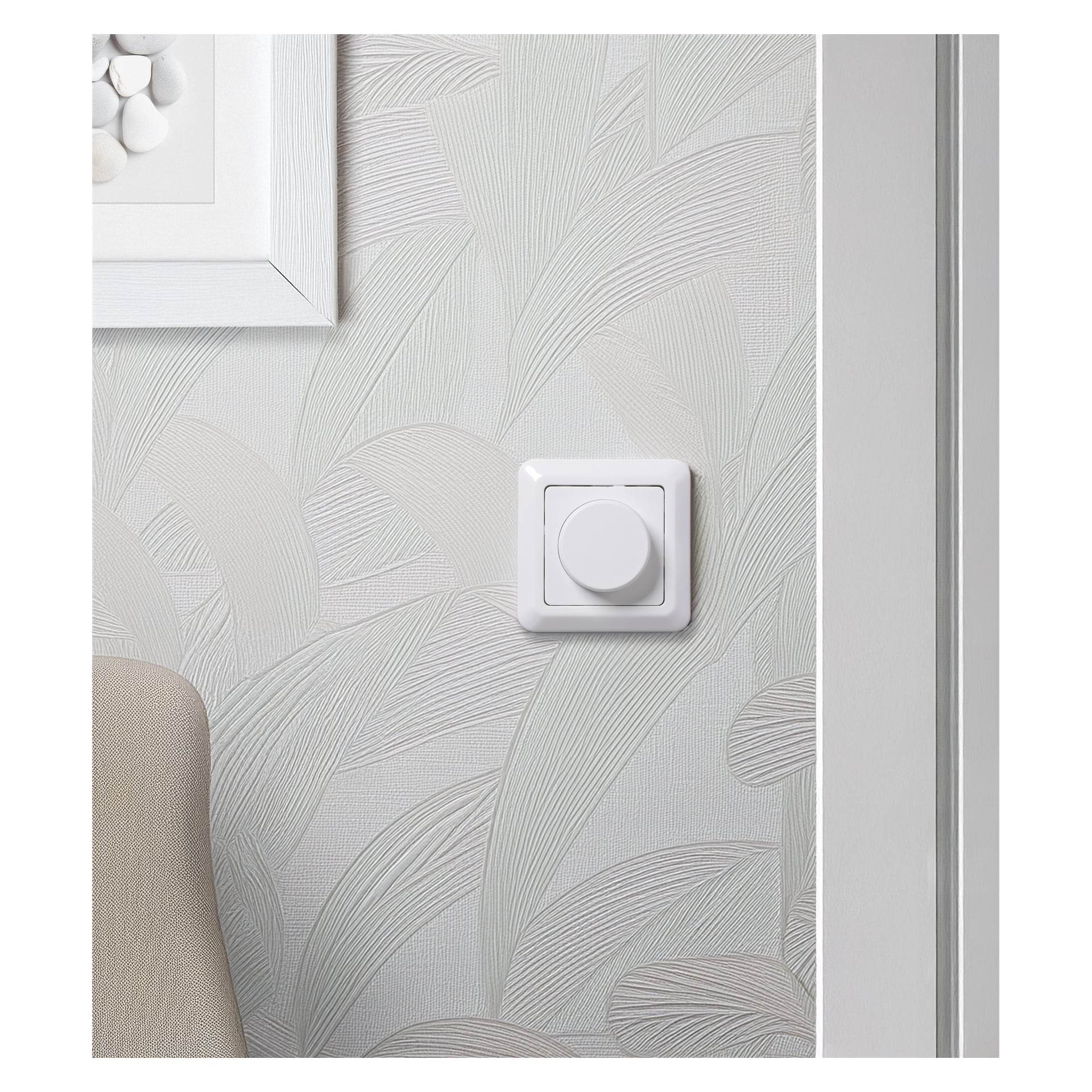 Ein weißer Anslut-Dimmer ist an einer hellgrauen, gemusterten Wand in der Nähe einer Tür installiert, wobei ein Teil eines beigen Stuhls und eines gerahmten Bildes sichtbar ist.