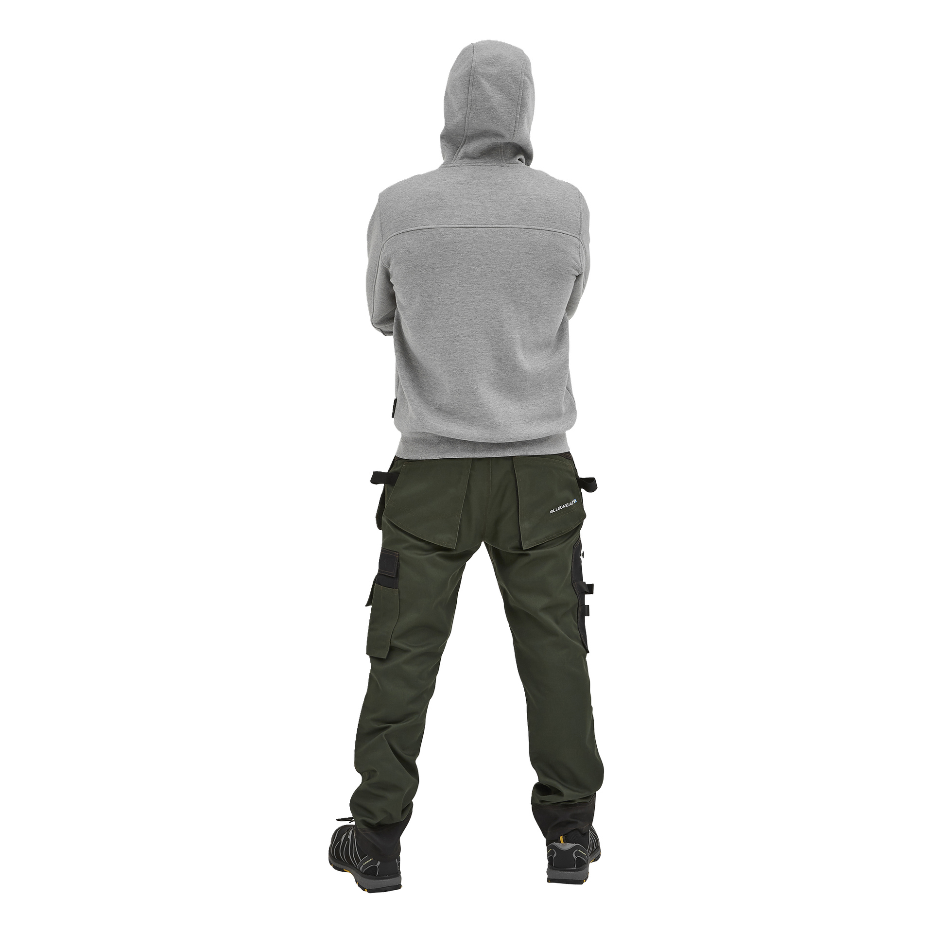 En person med korsade armar och huva vänder bort blicken, klädd i en grå Bluewear Anders-hoodie, gröna cargobyxor och svarta skor.