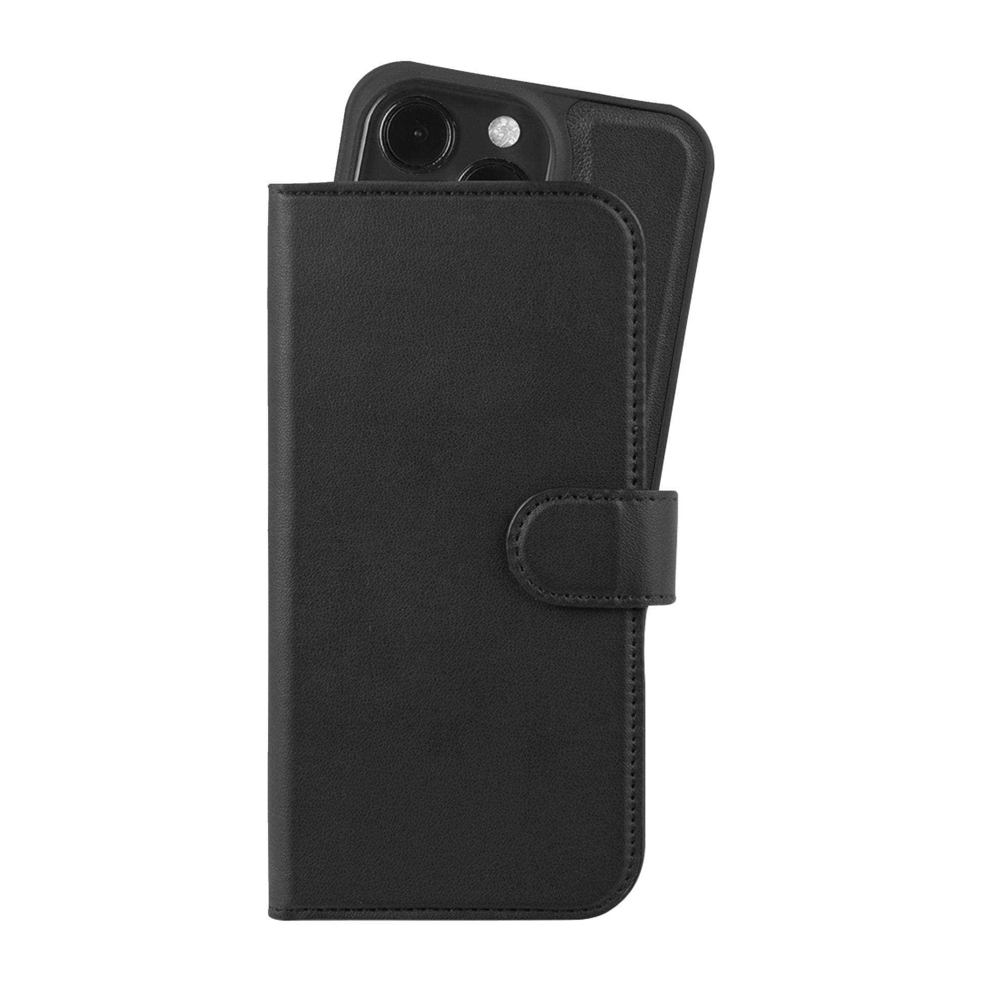 Ett svart Holdit Wallet-fodral i läder för iPhone 16 Pro Magnetic Plus rymmer en telefon, med kamera och blixt delvis synliga ovanför spännet.