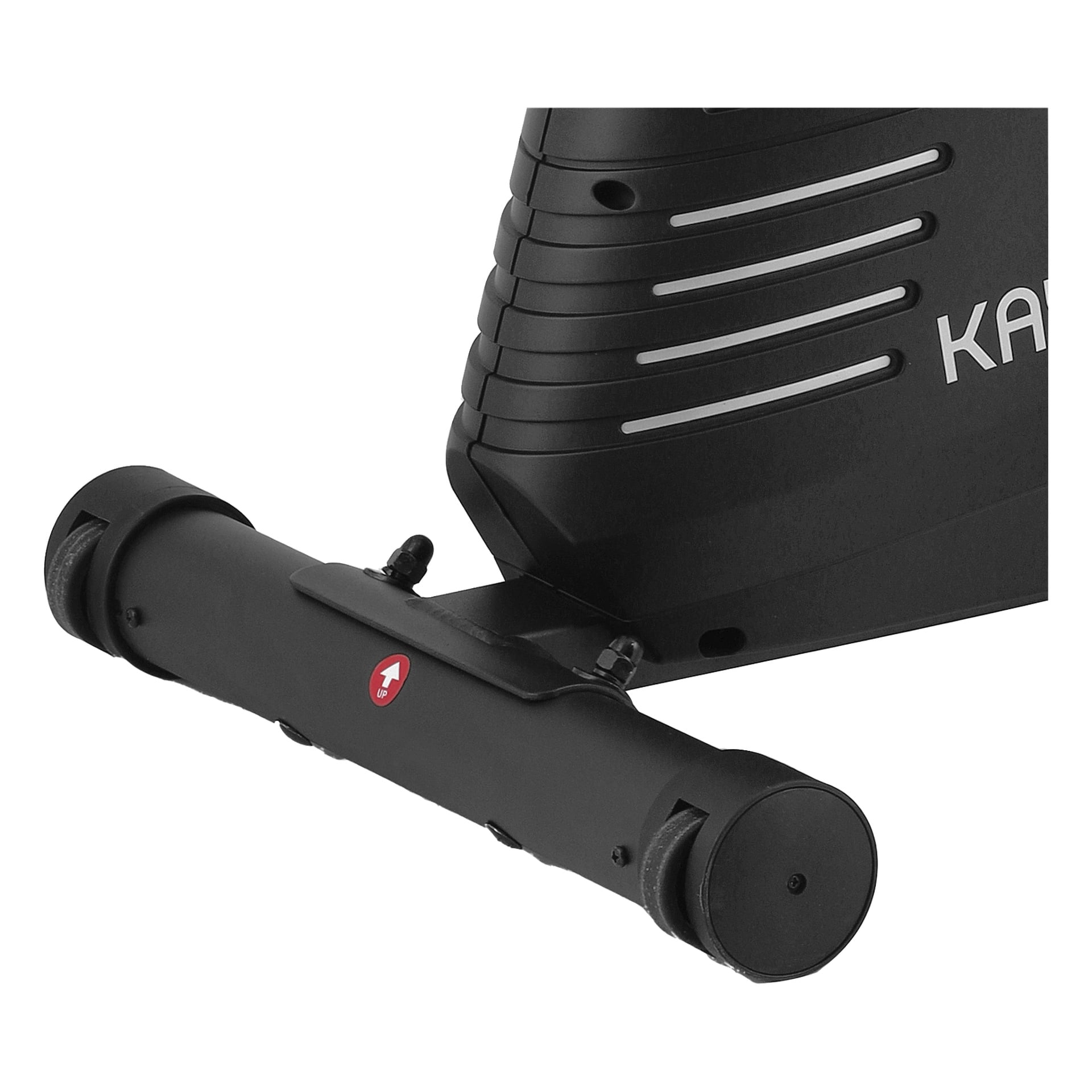Detaljerad vy av Kayoba-motionscykelns bas med två små hjul, en röd pilklistermärke, ramdesignelement och ventilationsslitsar.