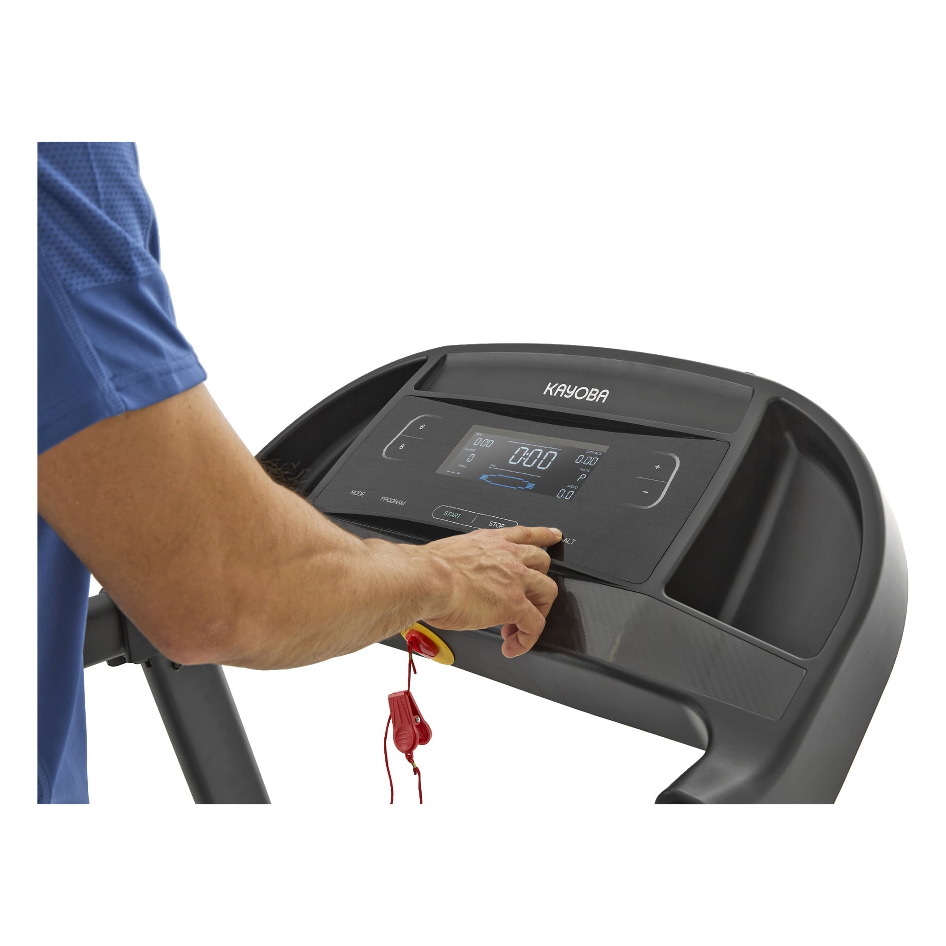 En person i blå skjorte trykker på en knapp på konsollen til en Kayoba Treadmill, med en rød sikkerhetsnøkkel og treningsdata synlig på skjermen.