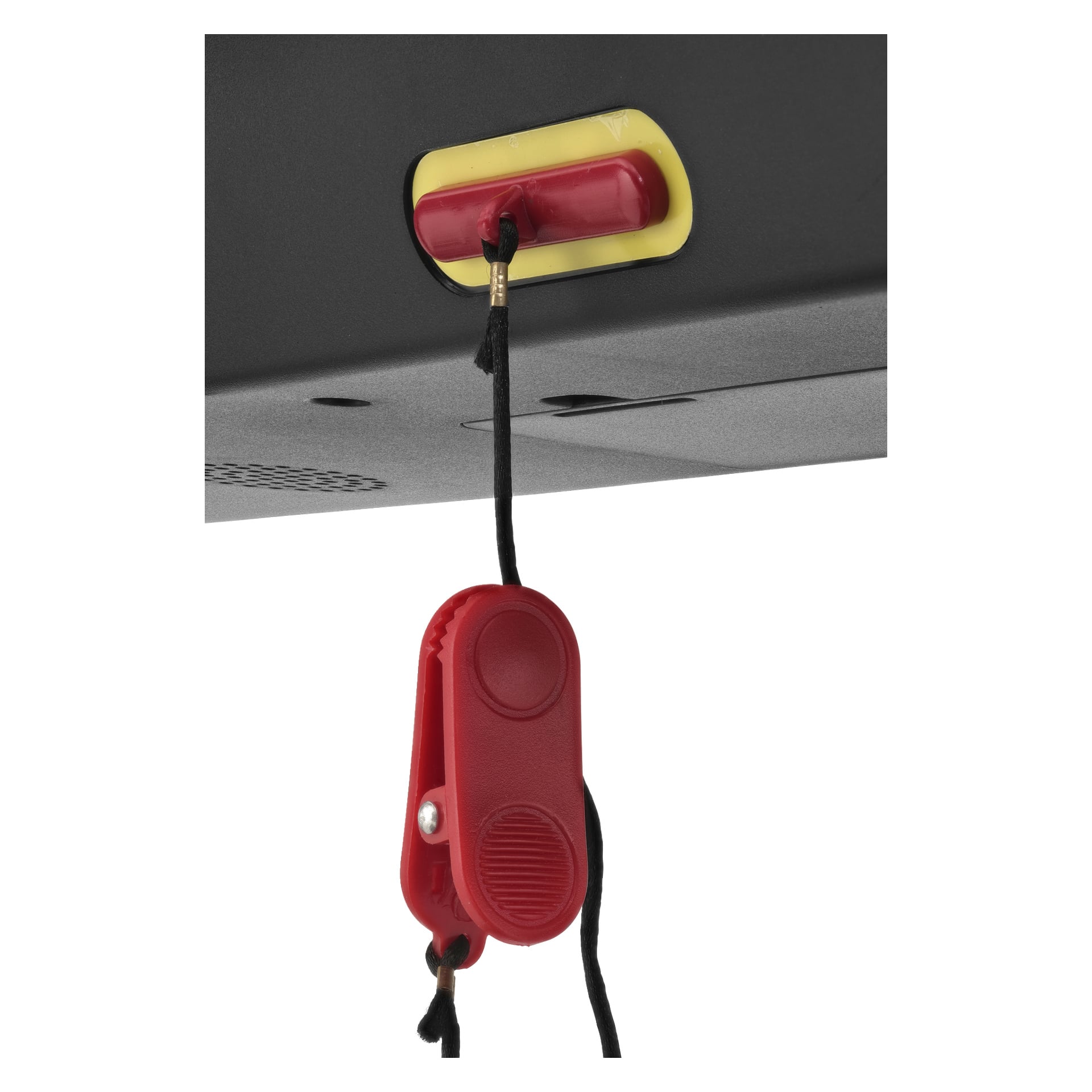 Närbild på en röd säkerhetsklämma fäst vid en svart sladd, fastsatt i den röda och gula säkerhetsspringan på Kayoba Treadmill med lutning.