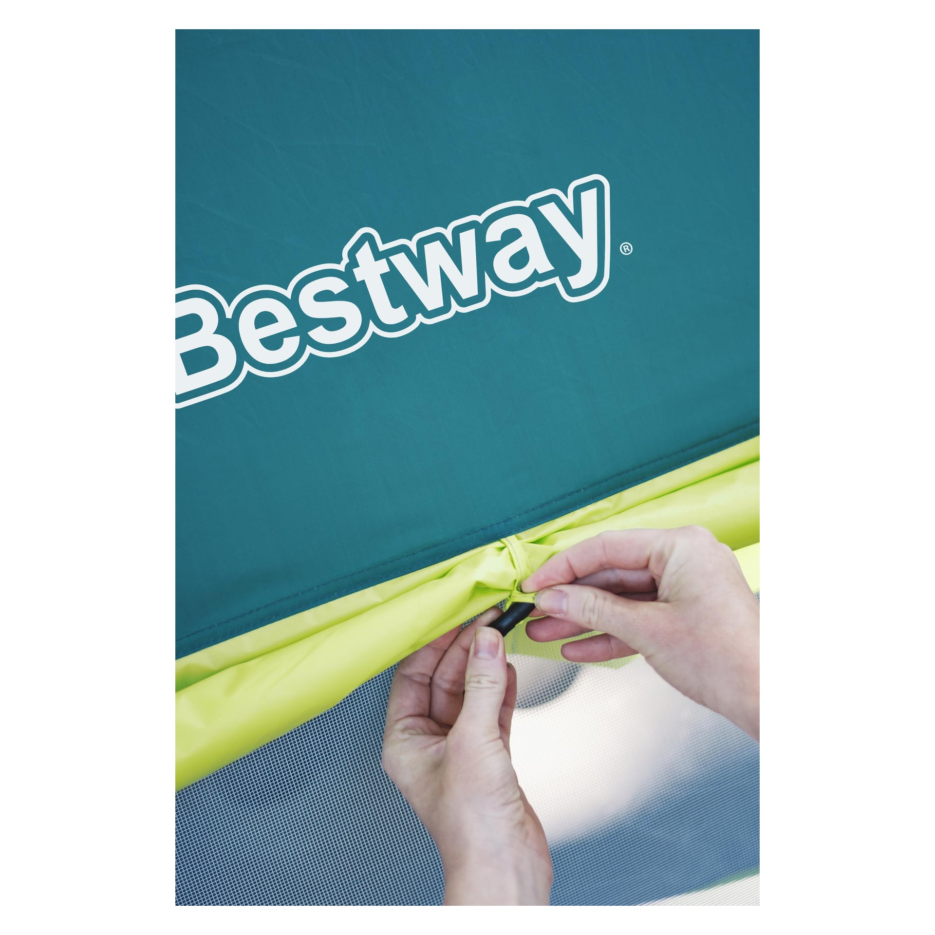 Ręce przypinają żółty pasek tkaniny do zielonego namiotu Bestway Cool Mount 4 podczas rozstawiania, dbając o jego prawidłowe zapięcie.