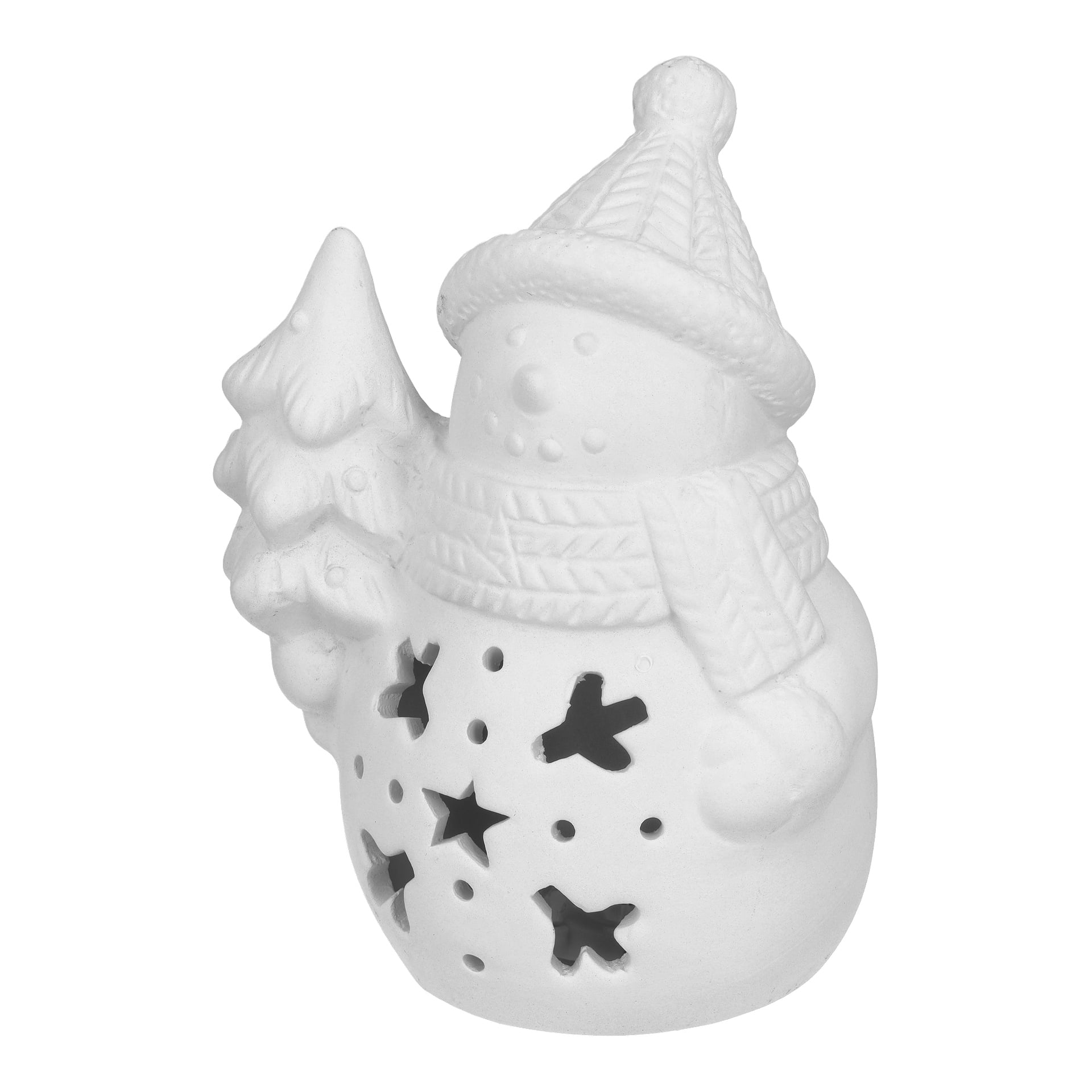 EKVIP Snögubbe med LED-belysning är en vit keramikfigur som bär halsduk och hatt, och håller ett träd på vänster sida. Den har stjärnformade utskärningar och enkla prickar för ögon och knappar.