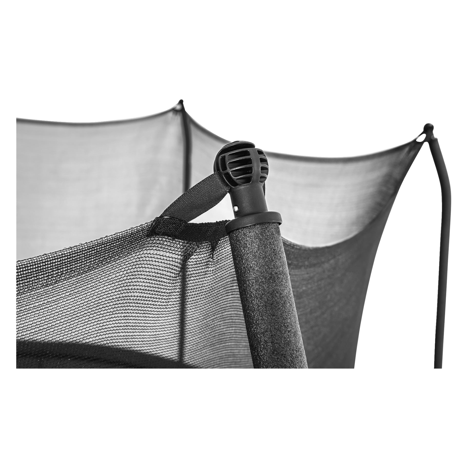 Nærbilde av Bestway Xtreme Air Trampoline 59120, med svart nettnett festet til en stang med en plasthette.