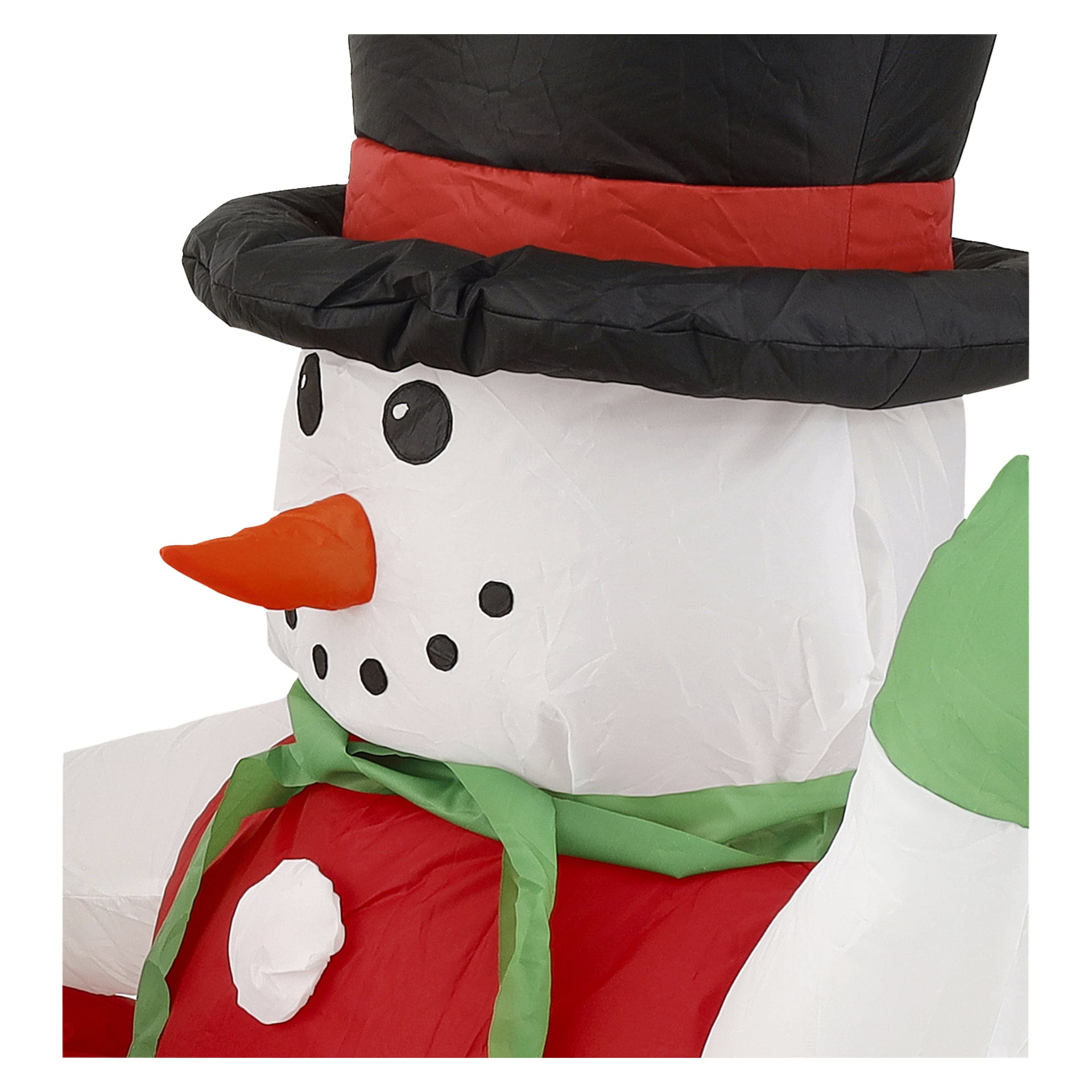 EKVIP Inflatable Snowman Family visas på nära håll med LED-lampor, svarta cylinderhattar, morotsnäsor, röda dräkter och gröna halsdukar.