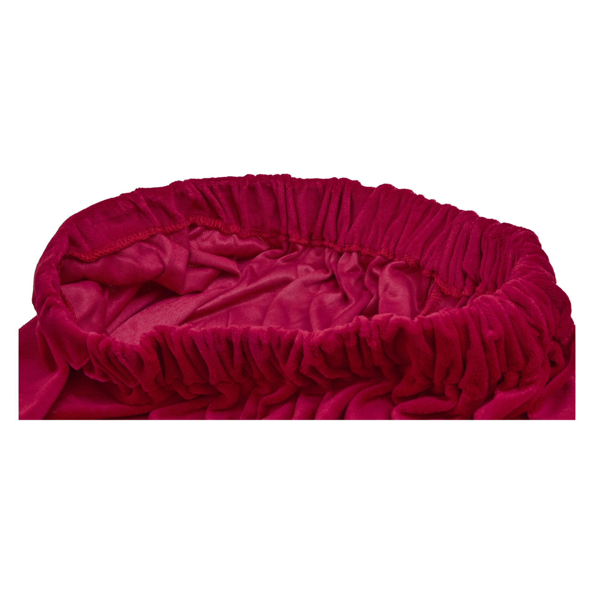 Röd hätta i satin i närbild, rynkad i kanterna med resår, vilket framhäver den blanka finishen och de detaljerade fälgsömmarna.