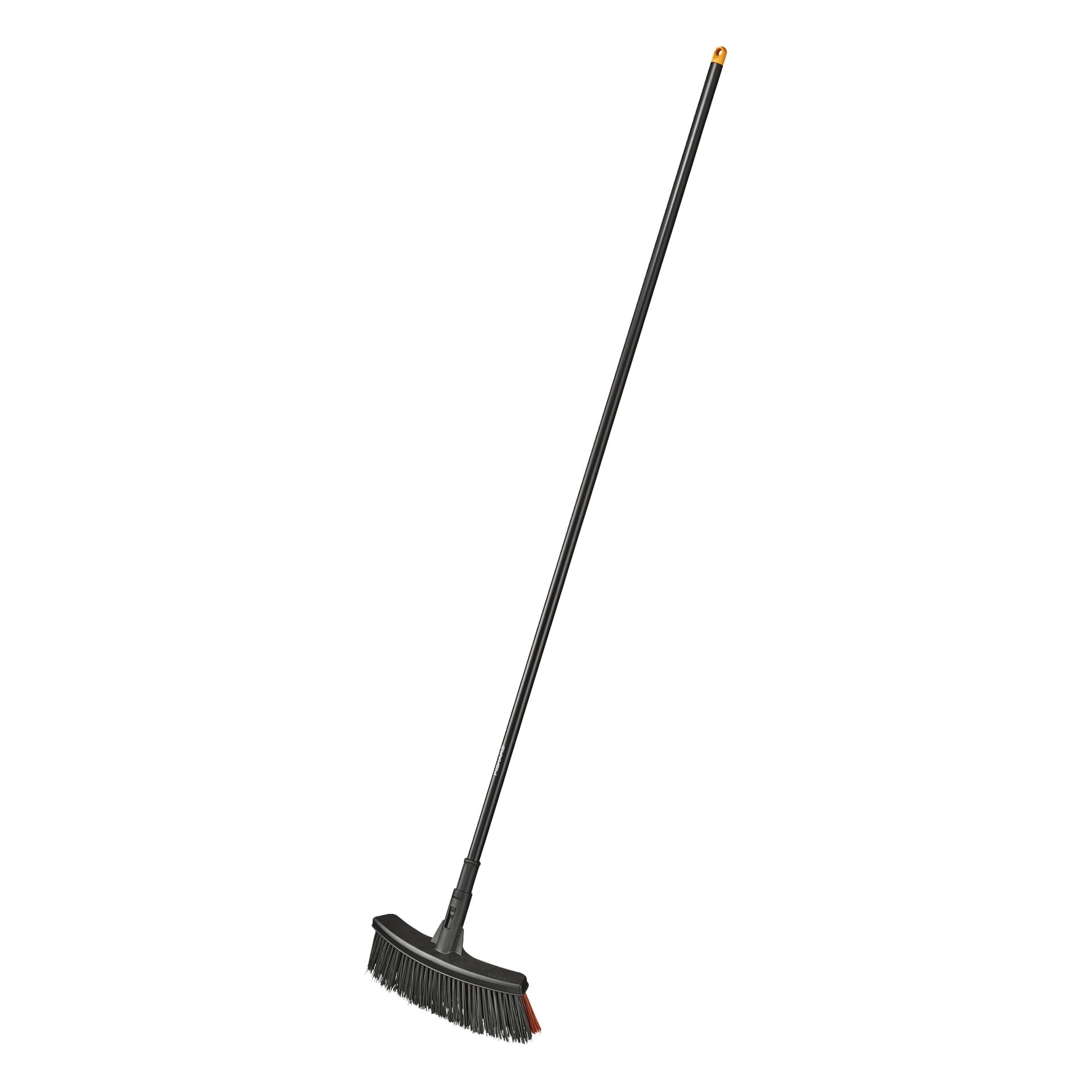 Fiskars Broom Solid M står upprätt, visar styva svarta borst och ett långt handtag med en gul lock ovanpå, huvudet lätt lutat.