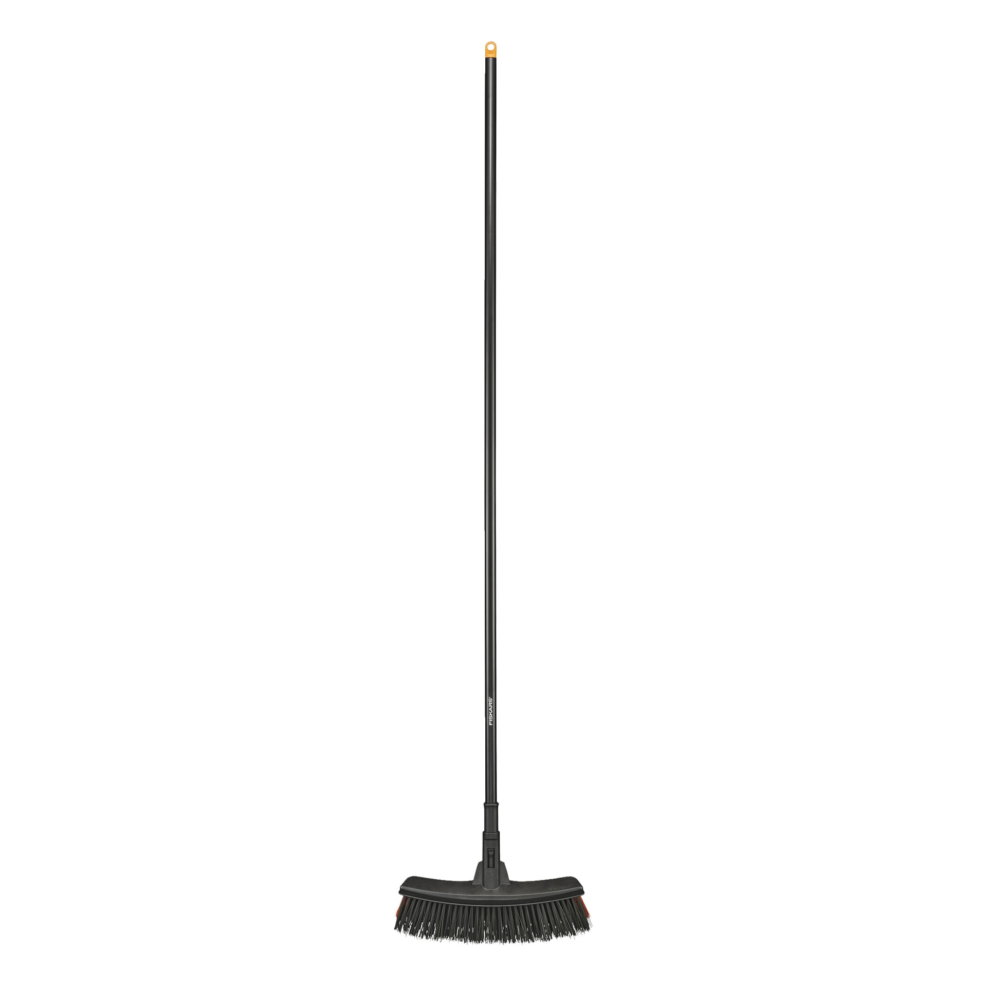 Fiskars Broom Solid M har ett långt handtag med en orange ring upptill och täta svarta borststrån, som står upprätt.