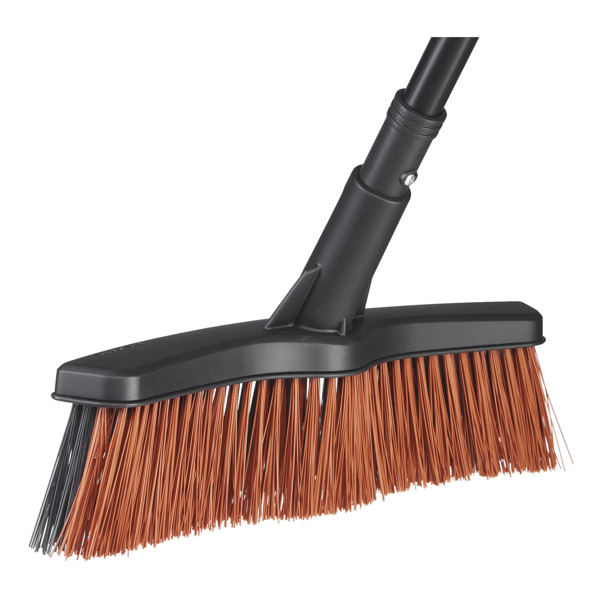 Närbild på Fiskars Broom Solid M med svart plasthandtag och brett huvud, med tät, styv brun och några svarta borst.