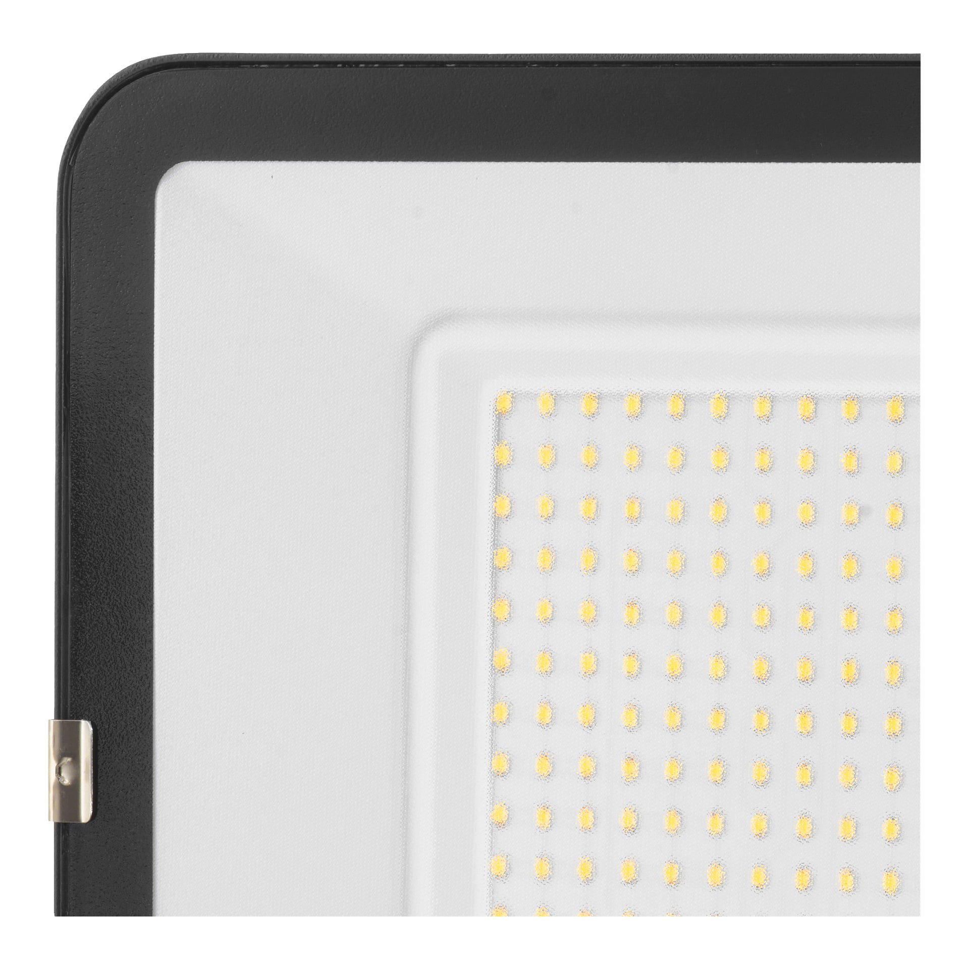 Närbild av Anslut LED-strålkastare med svartkantad rektangulär ram, gult LED-rutnät och metallfäste på vänster sida.
