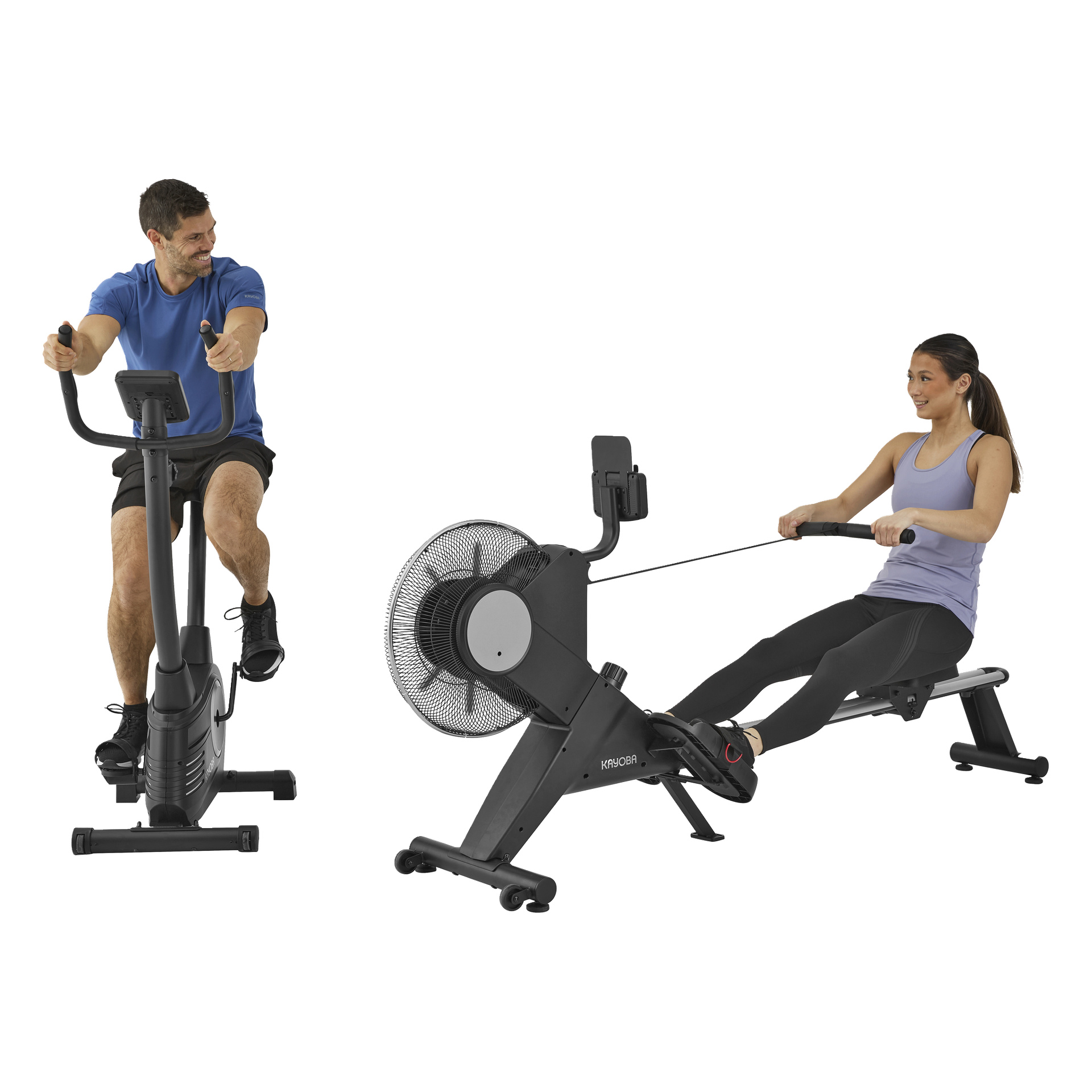En man trampar på en motionscykel och en kvinna ror på en Kayoba-maskin, båda klädda i sportkläder och koncentrerade sig intensivt.