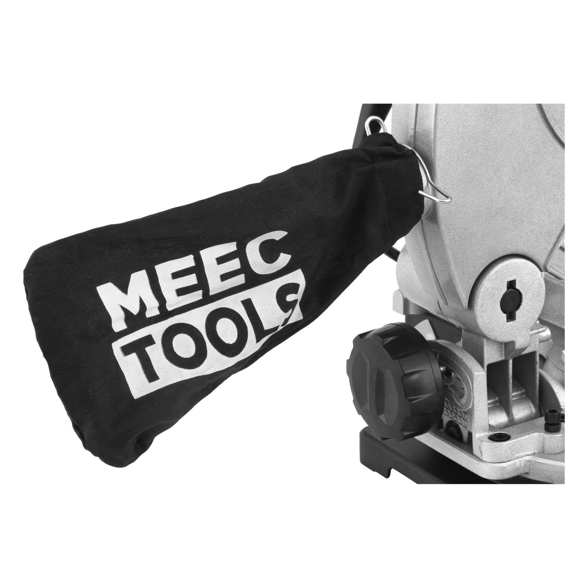 Zbliżenie piły ukośnej z czarnym workiem do zbierania kurzu oznaczonym odważnym białym napisem "Meec Tools". Dla dodatkowych detali widoczne są mechaniczne pokrętła regulacyjne.