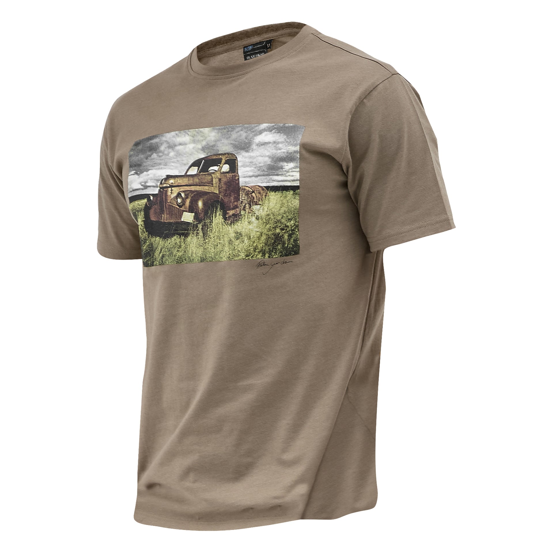 Tan Bluewear herr-T-shirt Sebbe med ett fronttryck av en rostig vintage pickup i gräset under en mulen himmel.