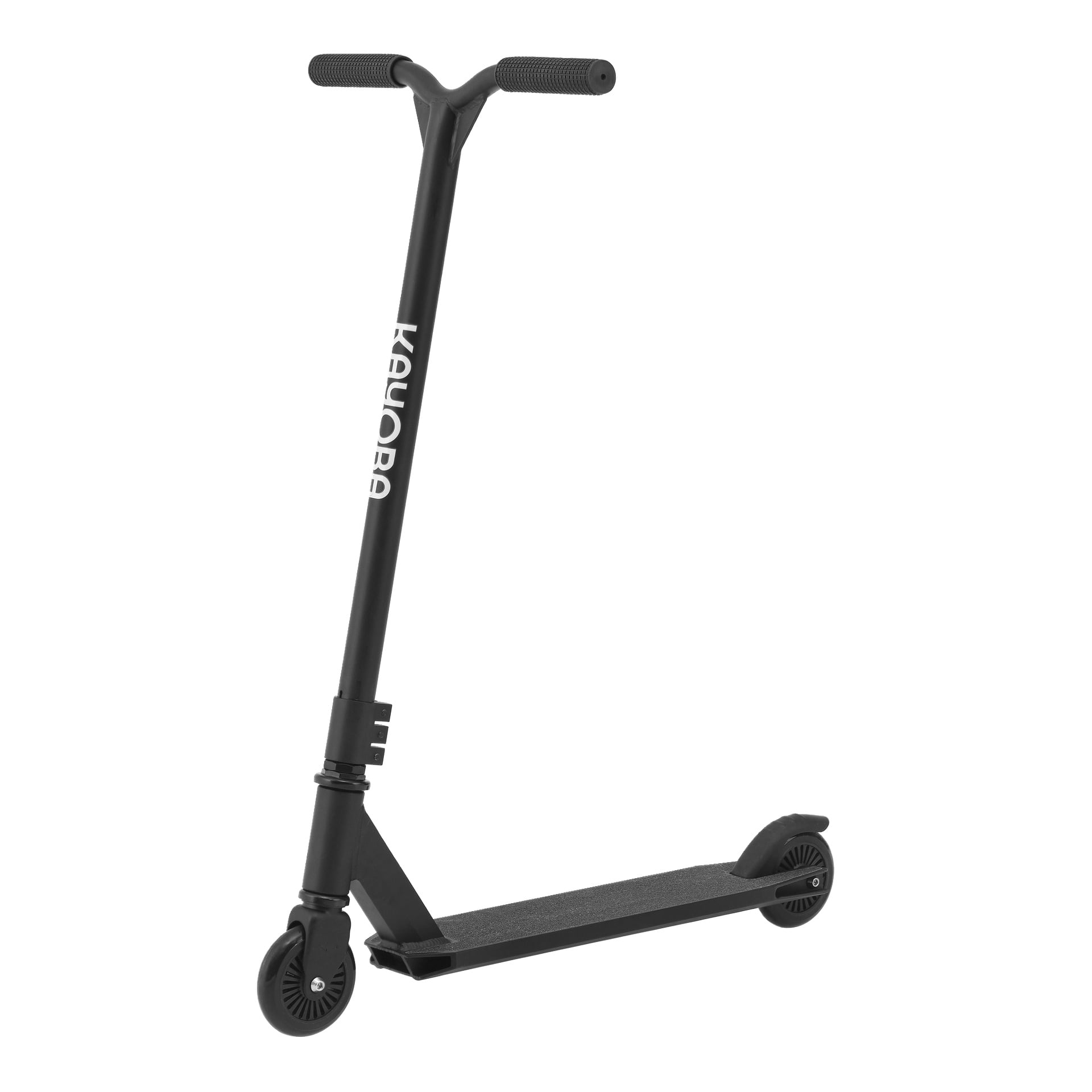 En svart Kayoba Stunt-scooter med två små hjul, ett texturerat fotdäck och T-formade styren. Varumärket på stammen.