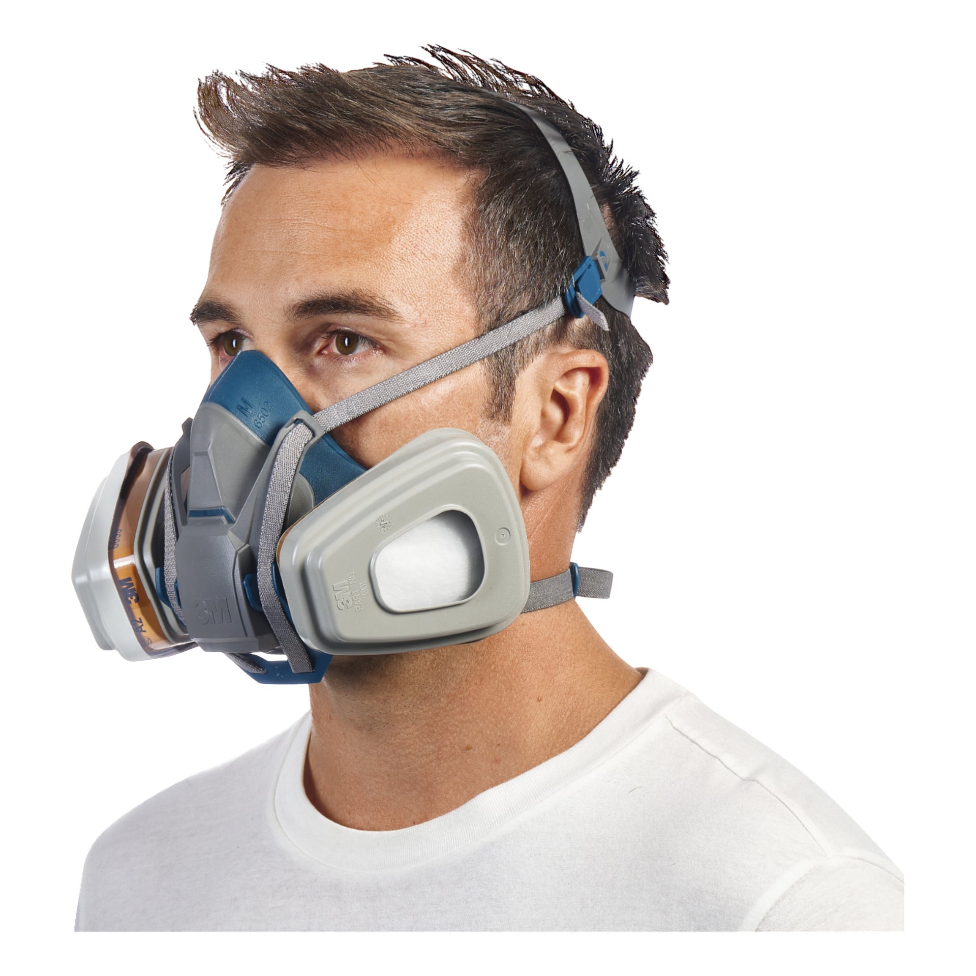 Mannen i en enkel vit t-shirt, sedd från sidan, bär en dubbel patronmask med justerbara huvudband.