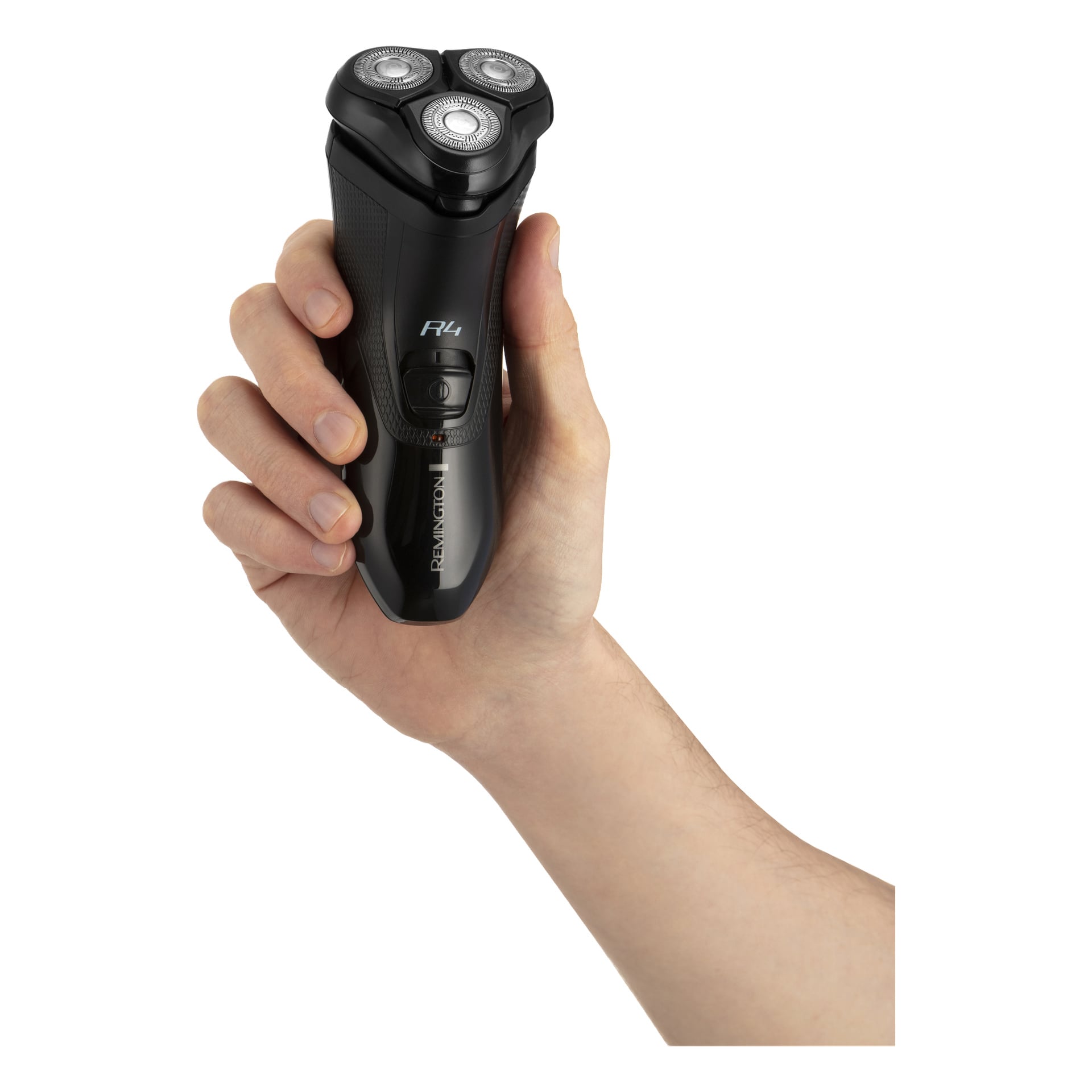 En person håller i en svart "Cordless shaver R4 Style Series från Remington" med tre runda blad och en strömknapp framtill.