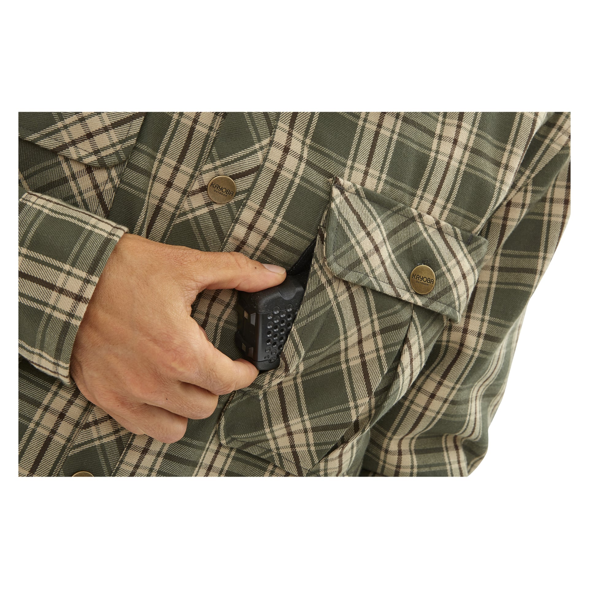 Ktoś w zielono-beżowej flanelowej koszuli Kayoba Outdoor Windproof w kratę wsuwa do kieszeni na piersi małe czarne urządzenie.