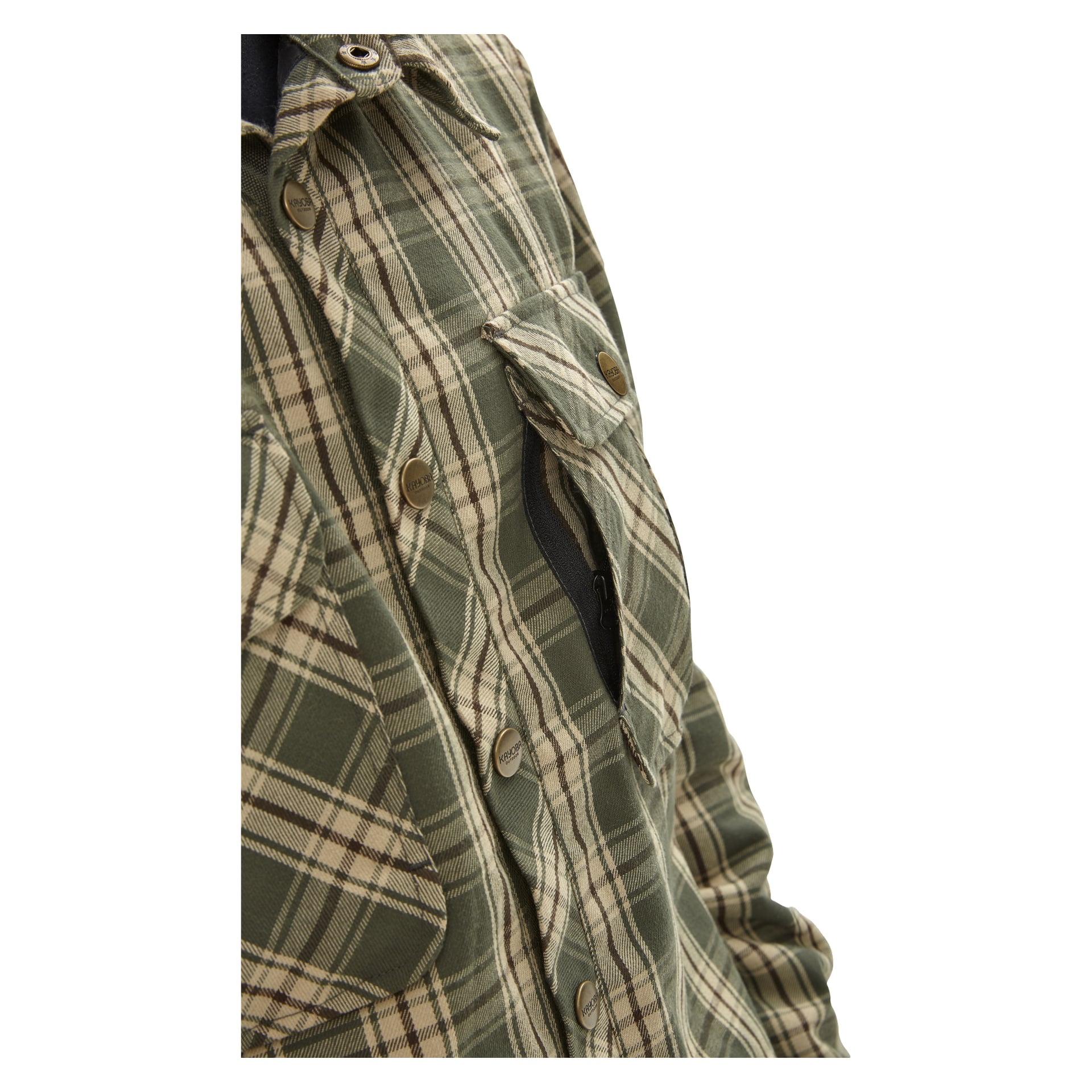 Zbliżenie osoby w zielonej koszuli Kayoba Outdoor Windproof Grimsö, beżowo-białe paski, zapięte guziki, otwarta kieszeń na piersi.