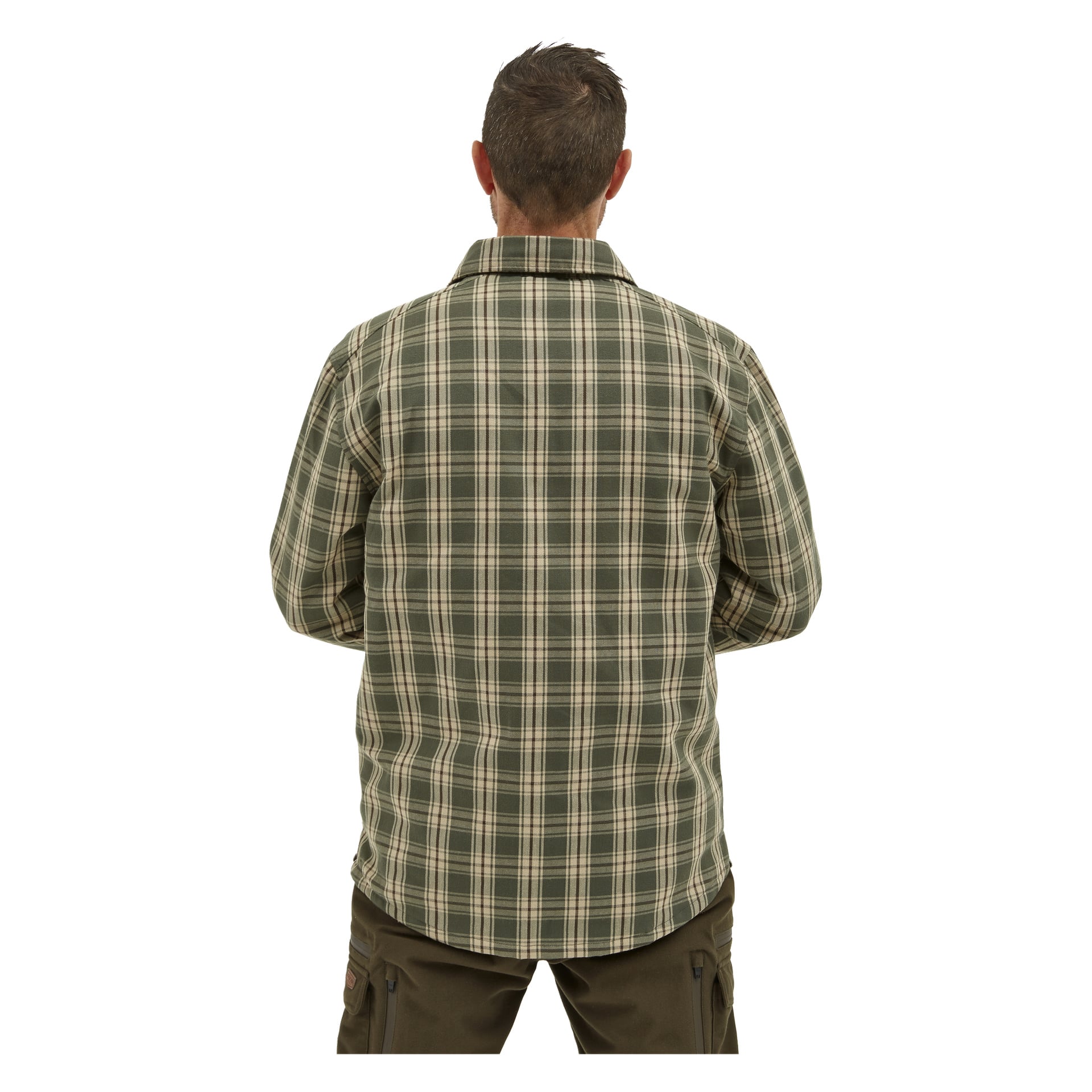 Osoba odwrócona od kamery, ubrana w flanelową koszulę Kayoba Outdoor Windproof w kratę i ciemne spodnie.
