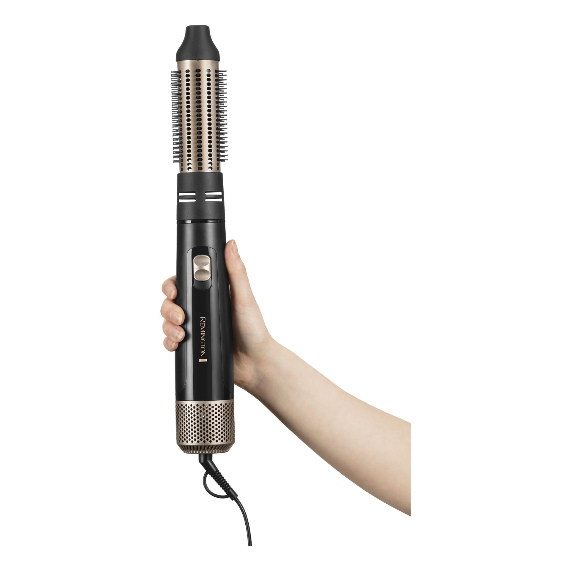 En hand håller Remington Hot Air Brush AS7500 och visar dess svarta och guldfärgade pipa, borst, kontrollknapp och ansluten sladd.