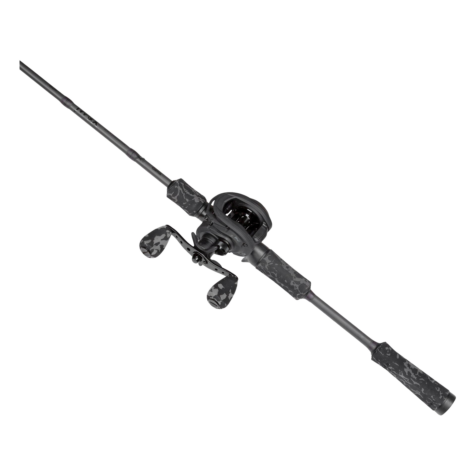 Abu Garcia MAX X Black OPS Casting Combo: svart beteskastspö och rulle med kamouflagehandtag och grepp, placerade diagonalt.