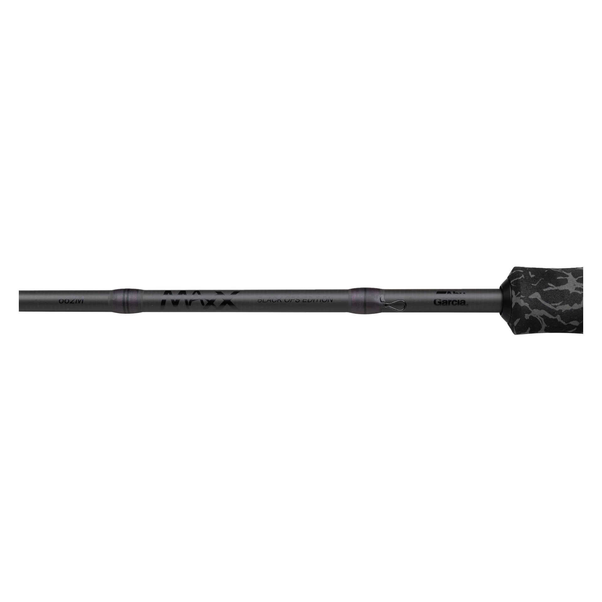 Närbild av Abu Garcia MAX X Black OPS Casting Combo, med en svart stav märkt "MAXX Black Ops Edition" och ett kamouflagegrepp.