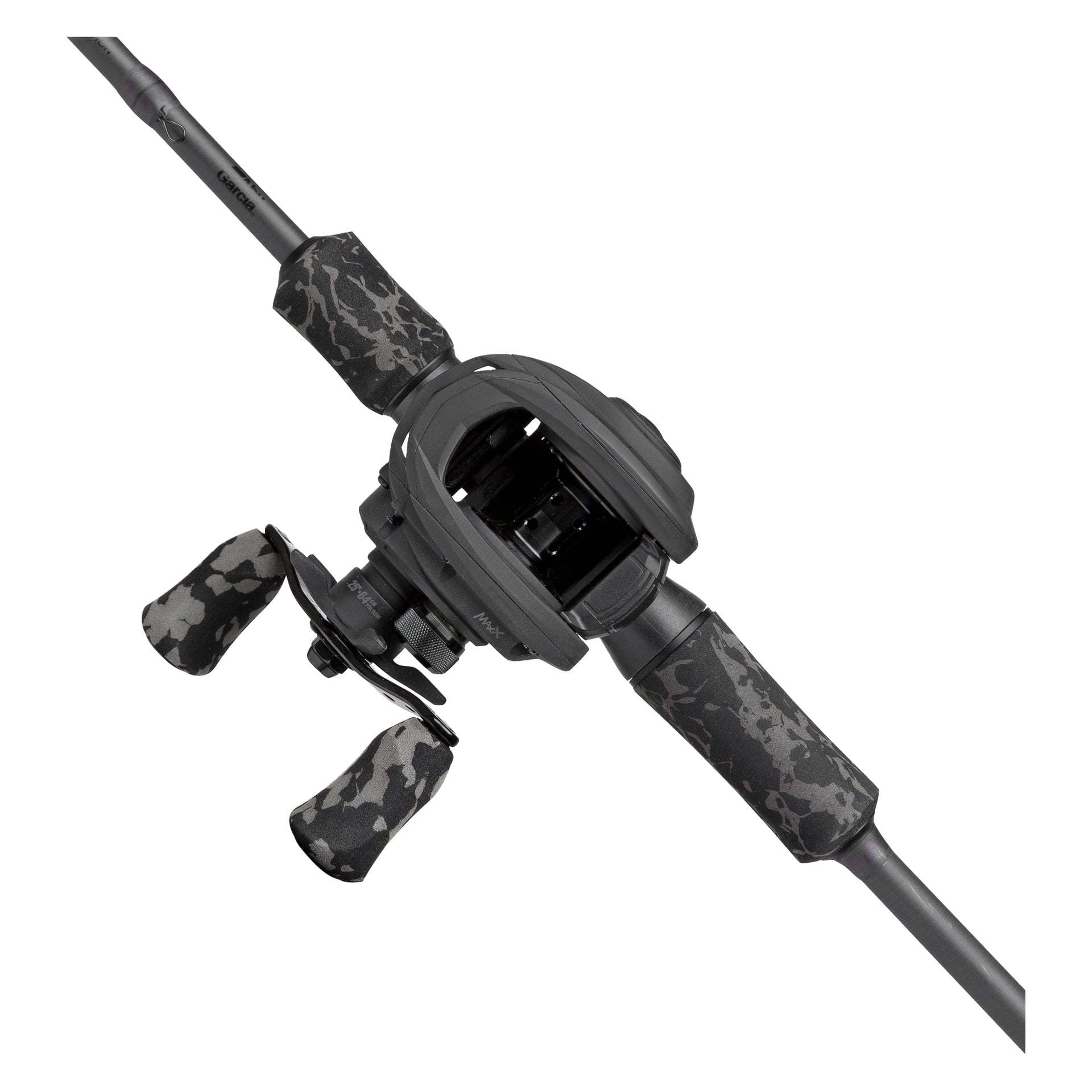 Närbild av Abu Garcia Cast Fishing Set MAX X Black OPS med en matt svart baitcasting-rulle och svartgrå kamouflagegreppspö.