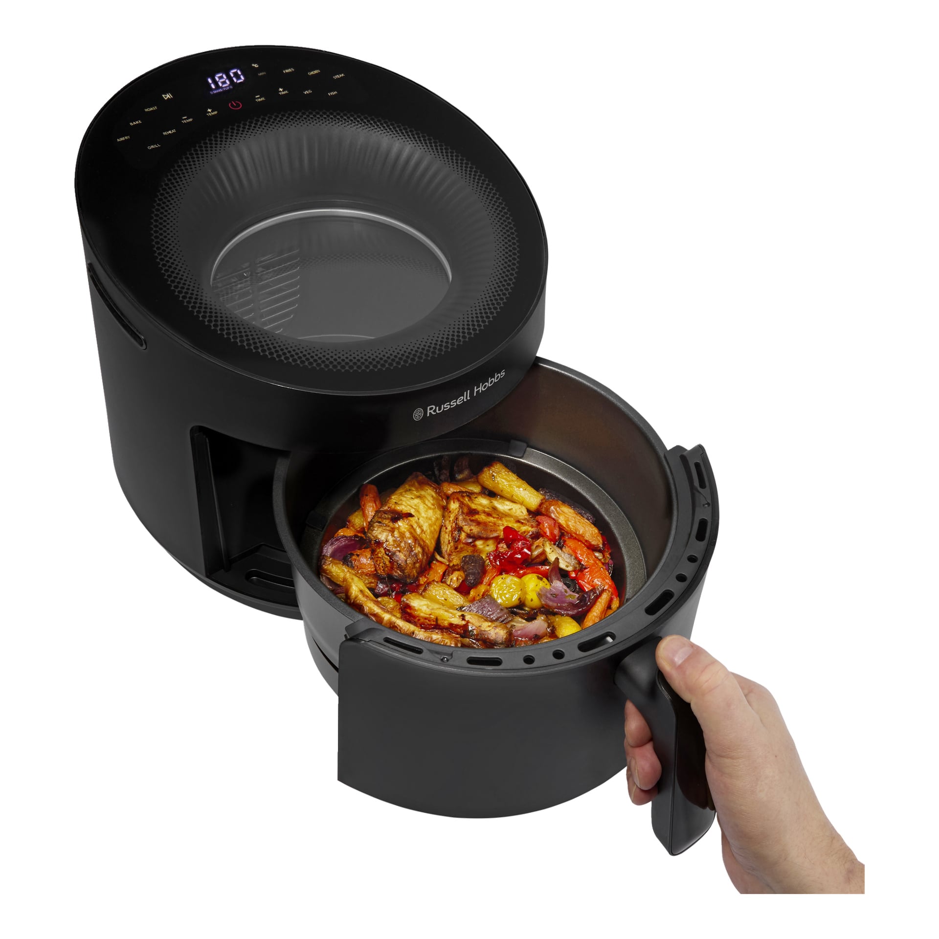 En hand håller i lådan på en svart Russell Hobbs Satisfry Panoramic Airfryer med kyckling, potatis och grönsaker; Displayen visar 180.