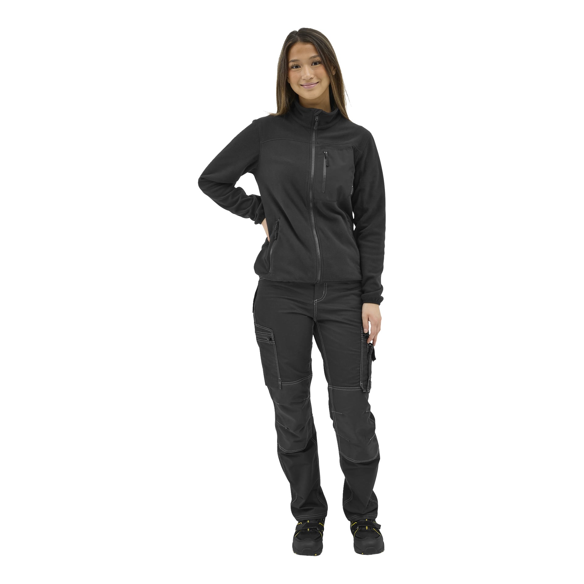 En person står vänd framåt, bär "Bluewear Women's fleece jumper Filippa" i svart med matchande svarta cargobyxor och svarta skor med gula detaljer.