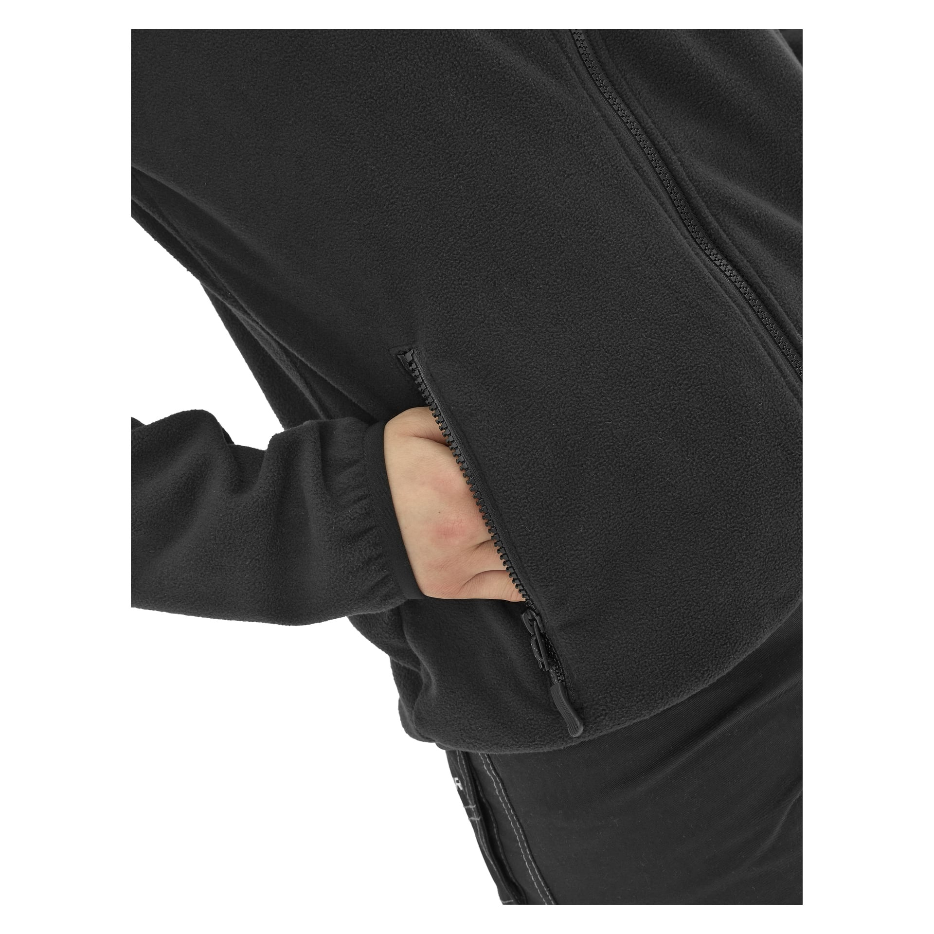 En person som bär damernas fleecetröja Filippa by Bluewear och svarta byxor har höger hand i tröjans ficka." Bilden är tagen uppifrån.